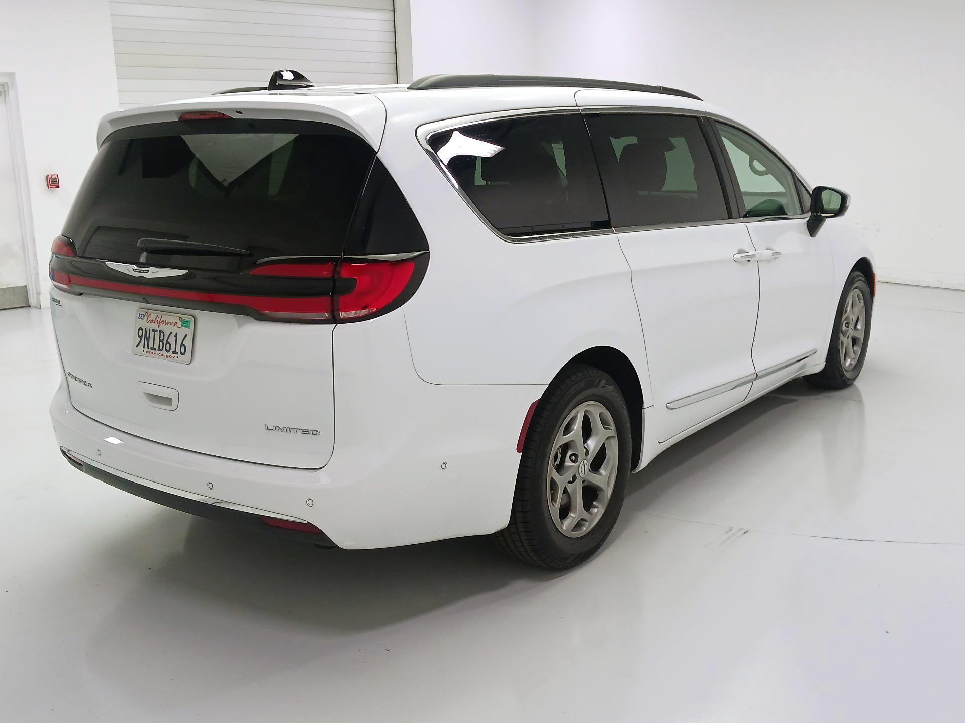 Thumbnail: 2023 Chrysler Pacifica - 5