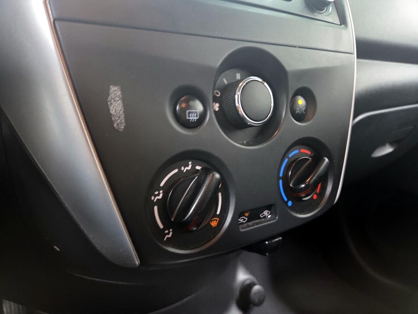 2018 Nissan Versa Sedan SV - Photo 15