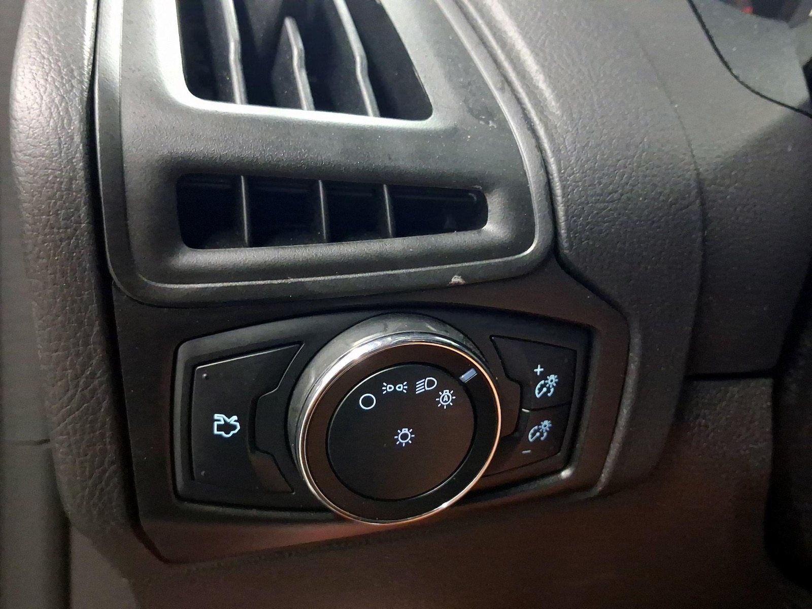 2014 Ford Focus SE - Photo 12