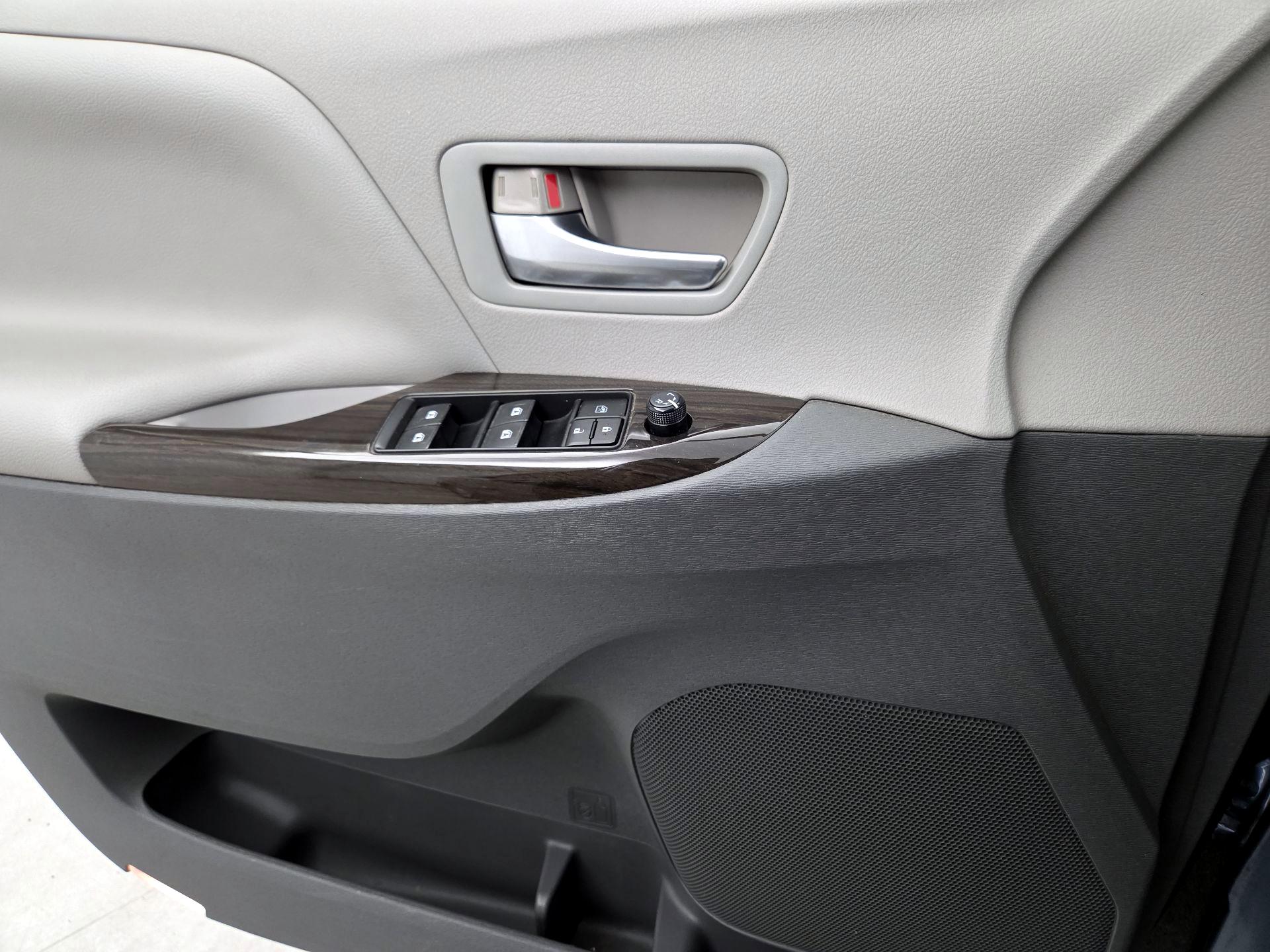 Thumbnail: 2015 Toyota Sienna - 12