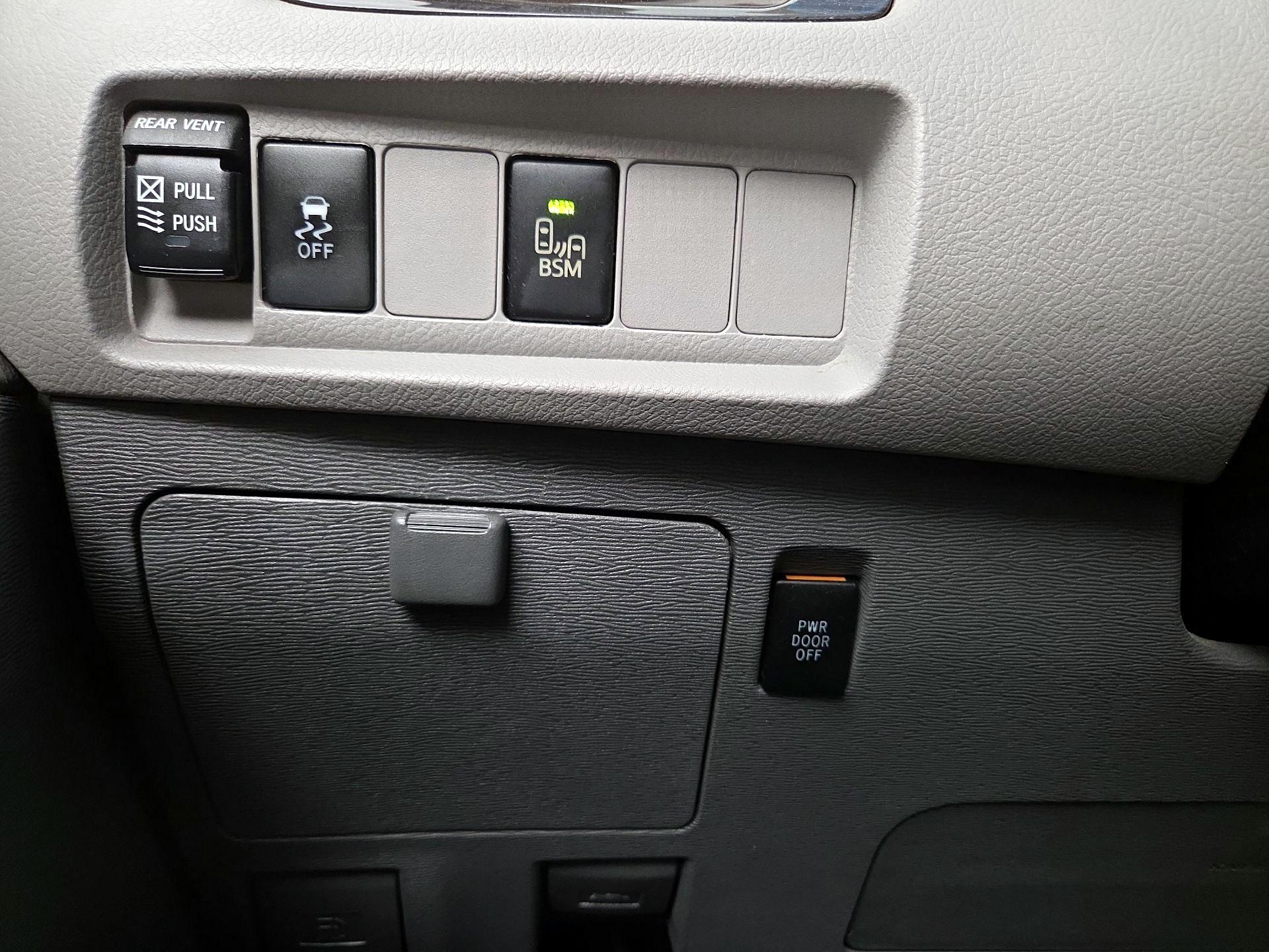 Thumbnail: 2015 Toyota Sienna - 13