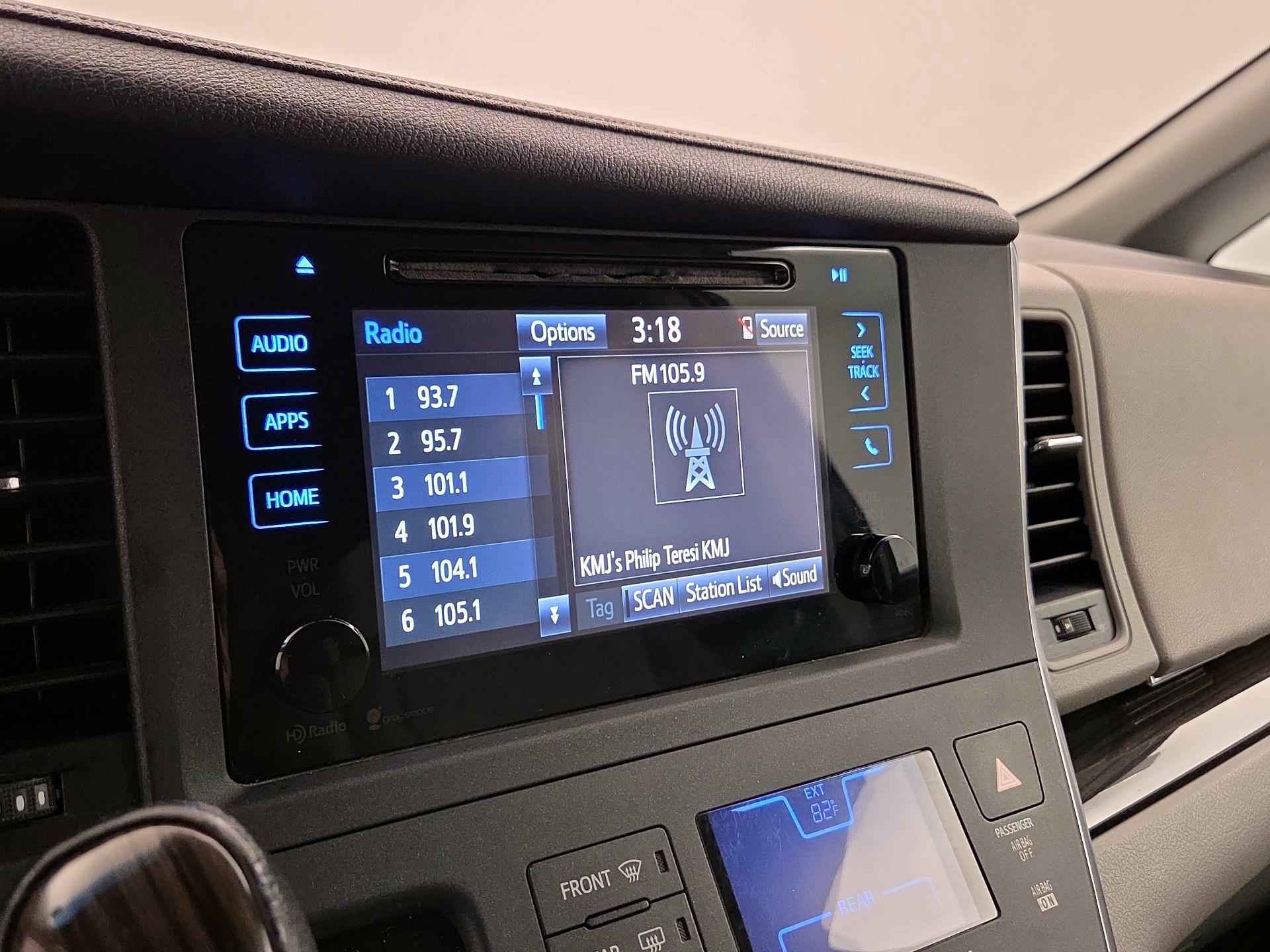 Thumbnail: 2015 Toyota Sienna - 15