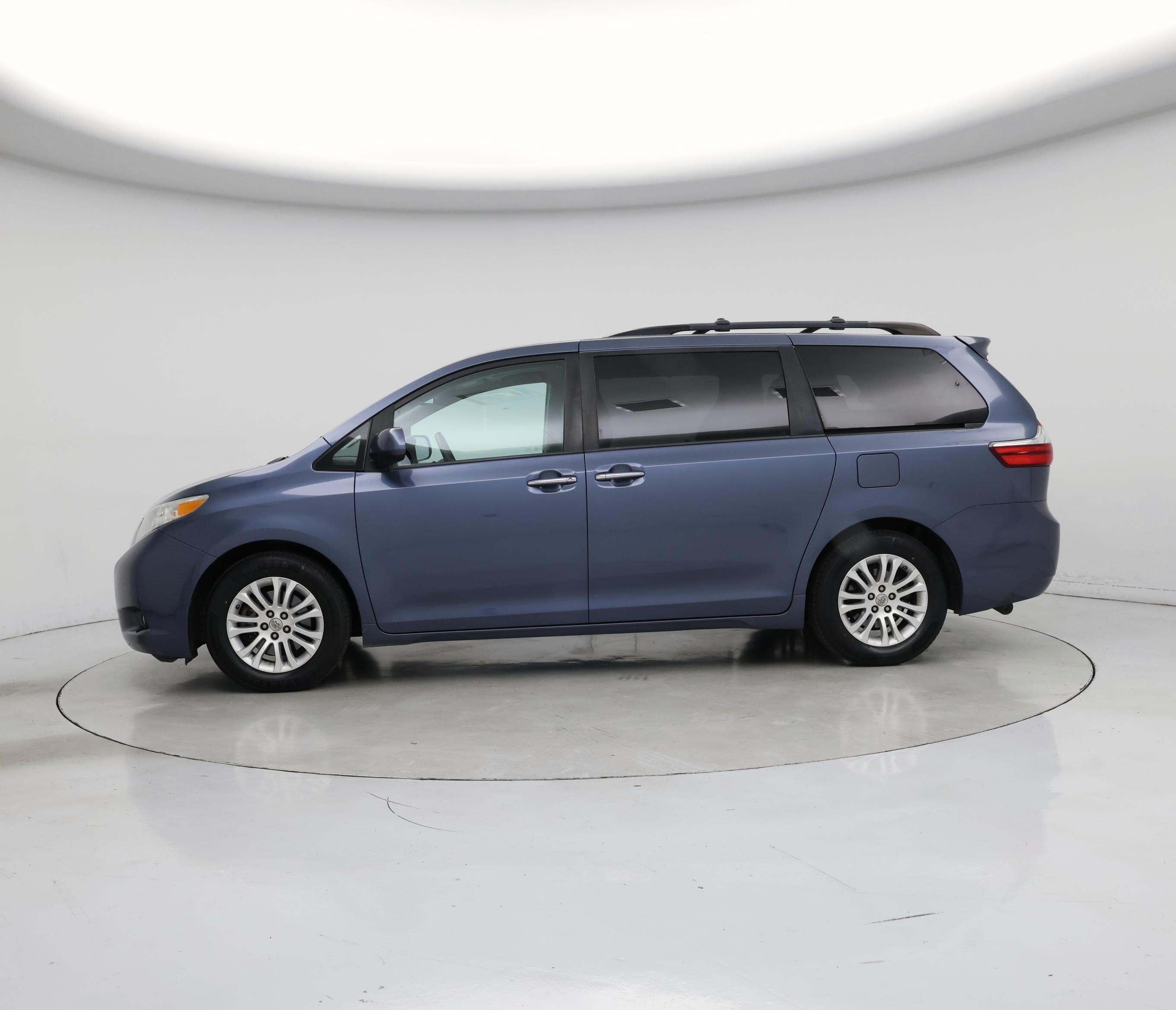 Thumbnail: 2015 Toyota Sienna - 3