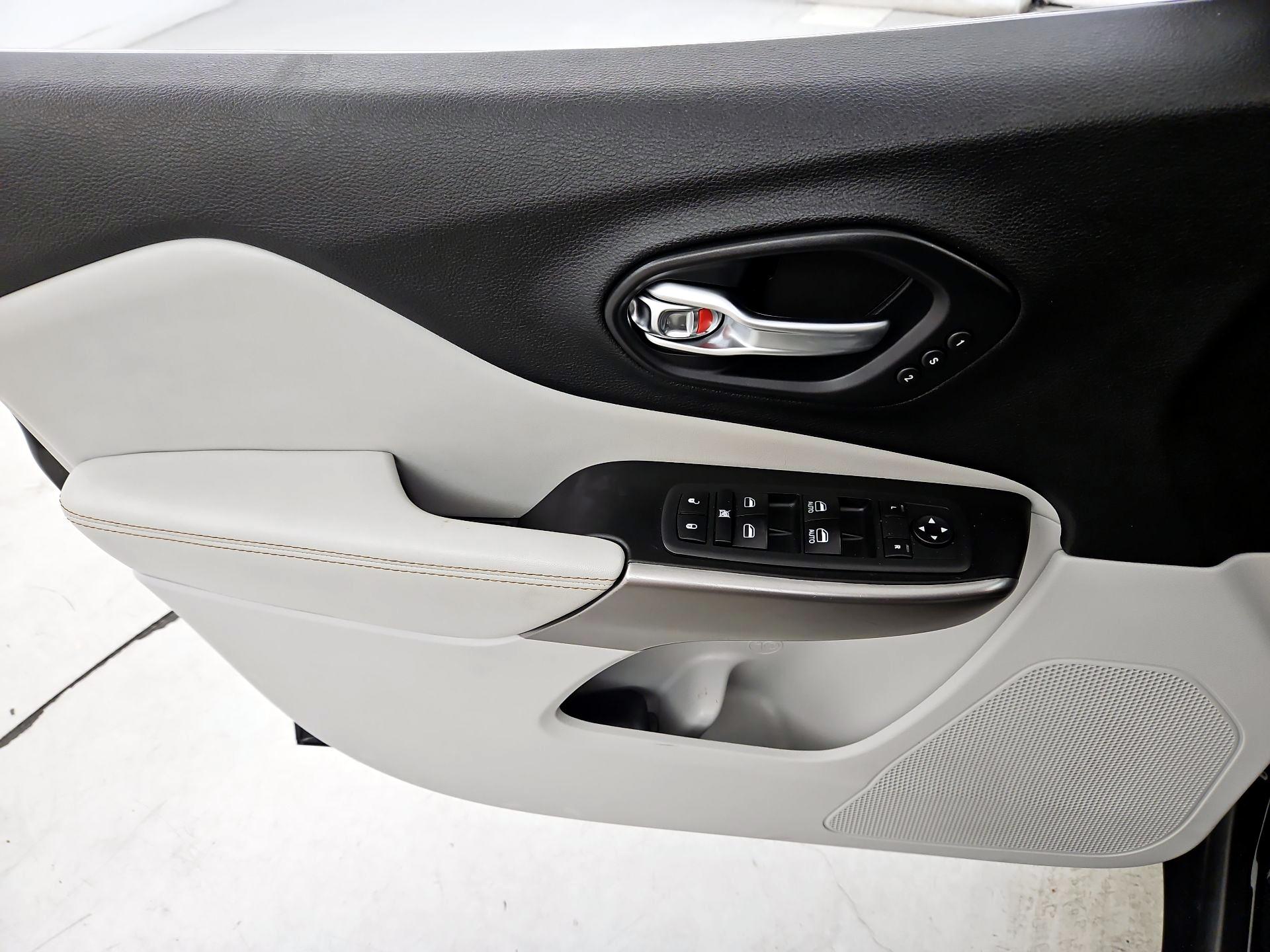 Thumbnail: 2020 Jeep Cherokee - 12