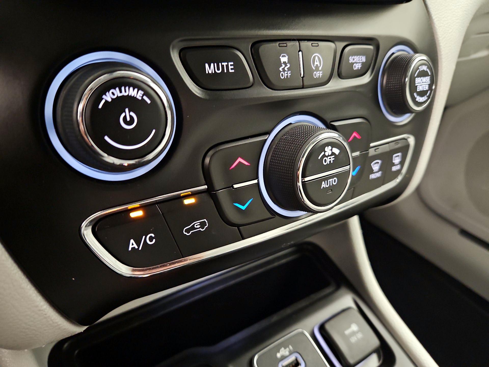 Thumbnail: 2020 Jeep Cherokee - 16