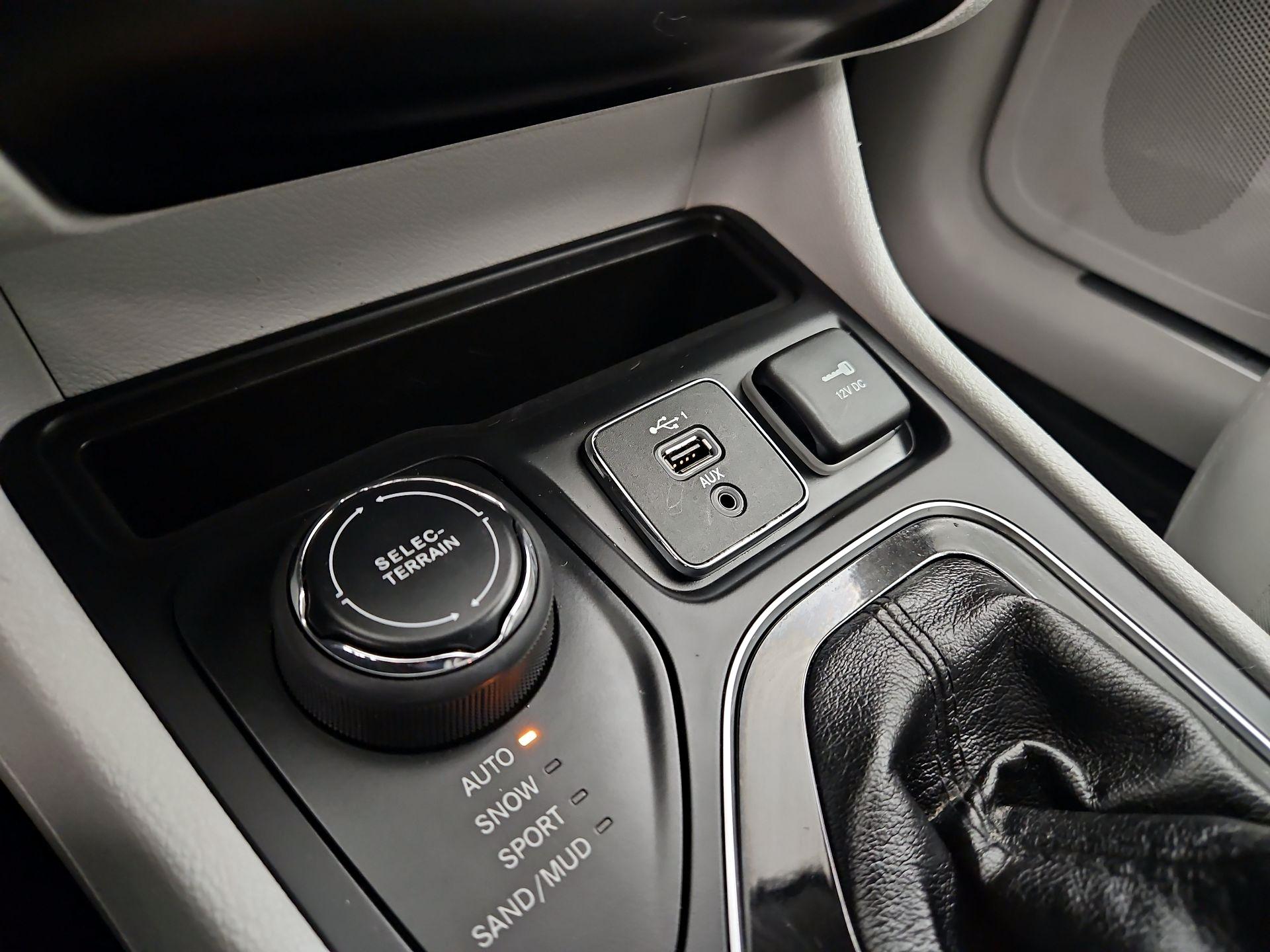 Thumbnail: 2020 Jeep Cherokee - 18