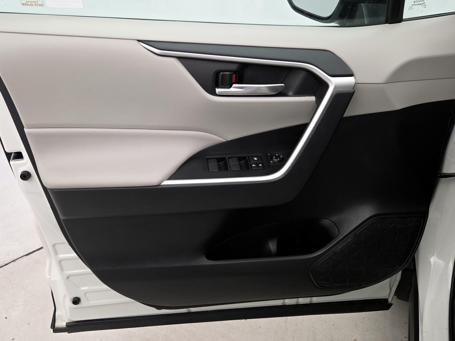 Thumbnail: 2021 Toyota RAV4 - 12