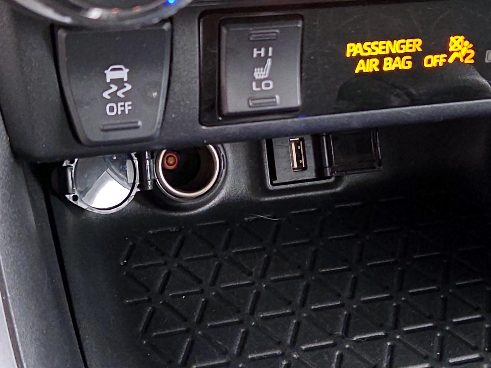 Thumbnail: 2021 Toyota RAV4 - 18