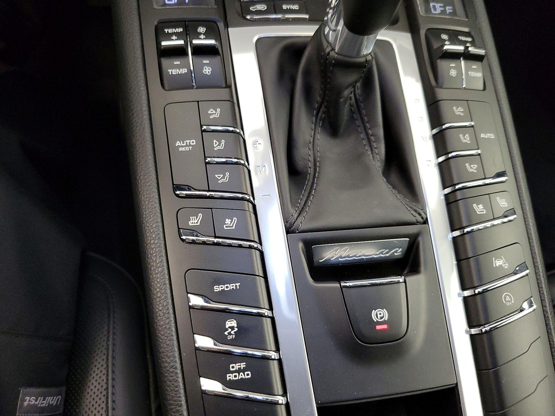 Thumbnail: 2020 Porsche Macan - 17