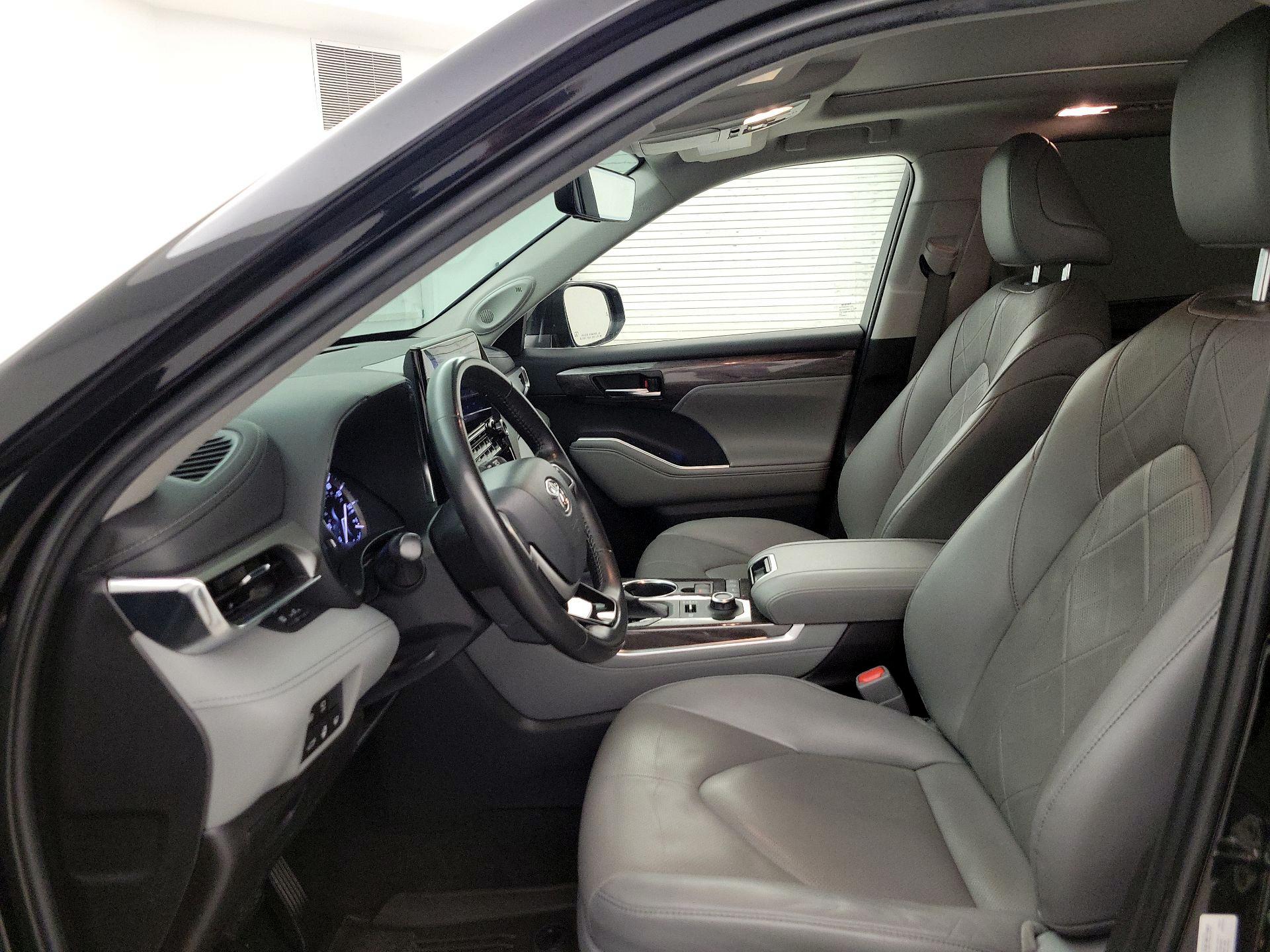 Thumbnail: 2022 Toyota Highlander - 11