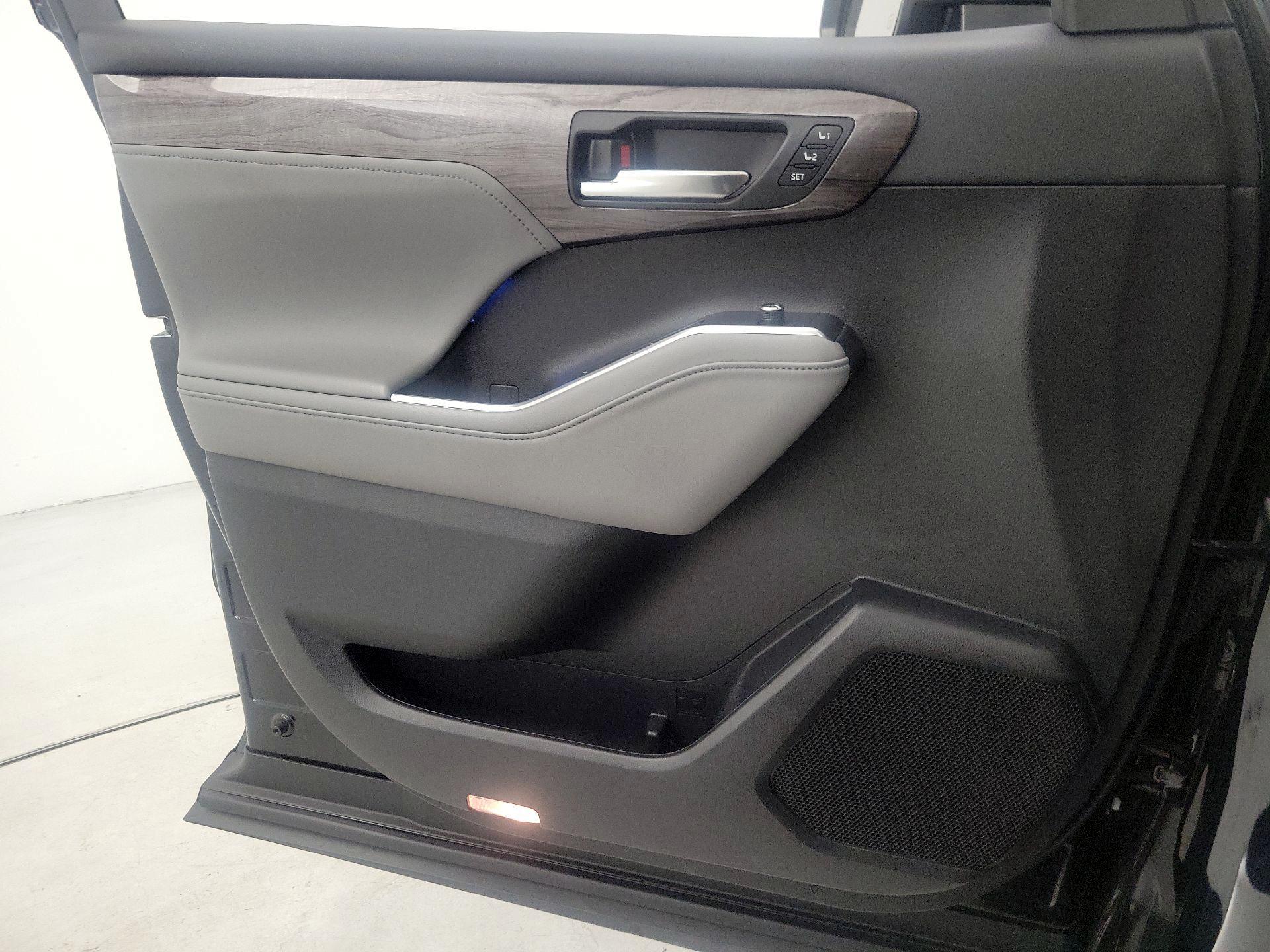 Thumbnail: 2022 Toyota Highlander - 12