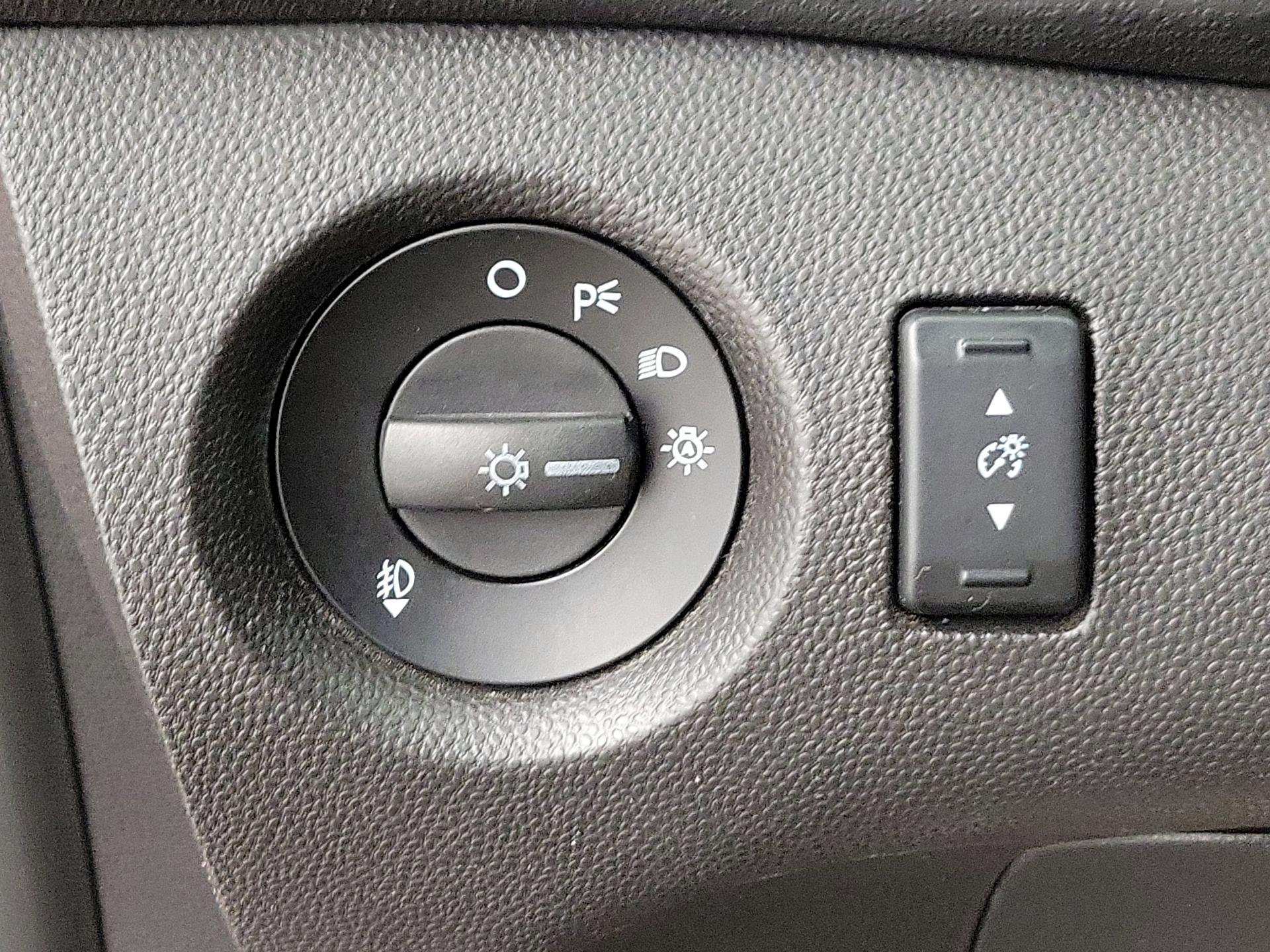 Thumbnail: 2015 Ford Fiesta - 13