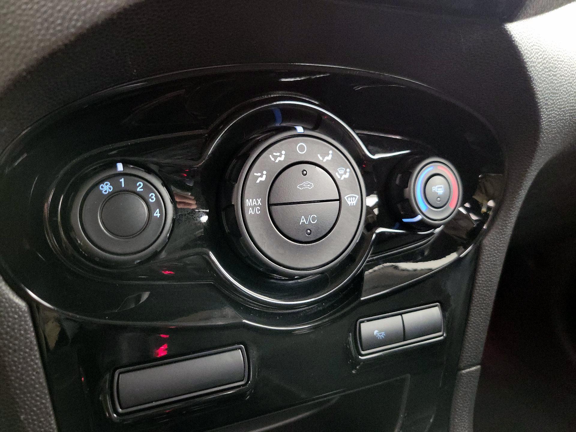 Thumbnail: 2015 Ford Fiesta - 15