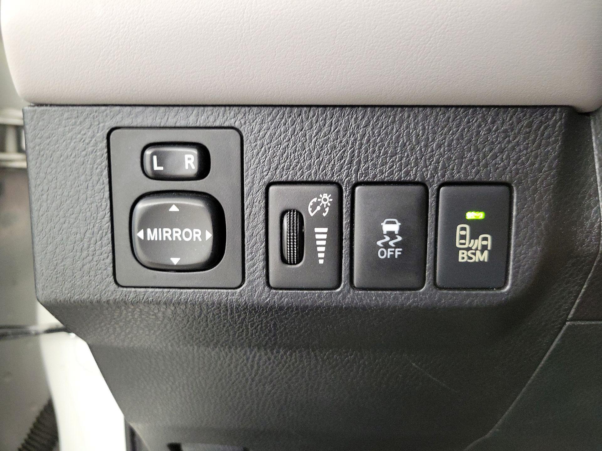 Thumbnail: 2014 Toyota RAV4 - 13