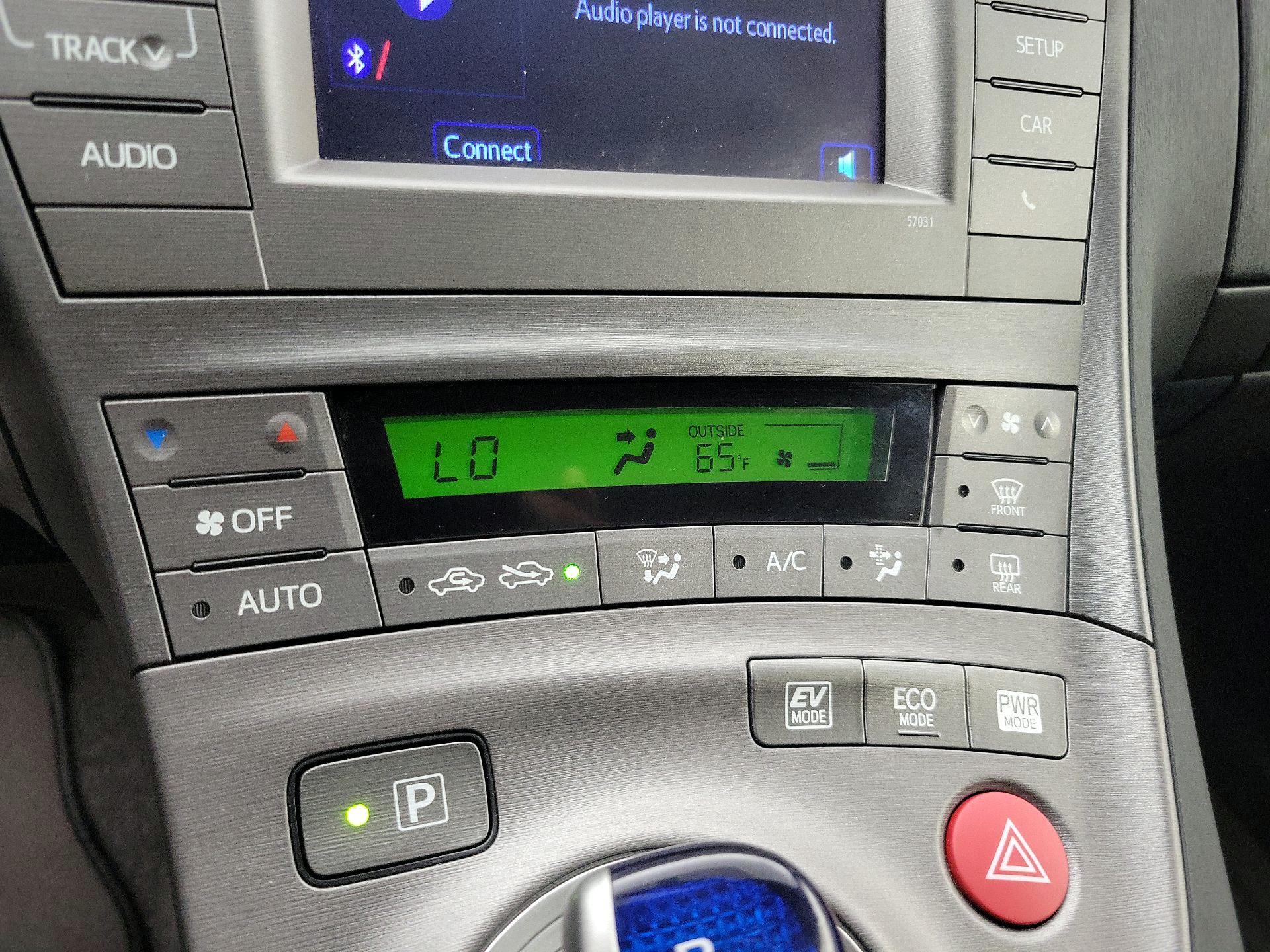 Thumbnail: 2015 Toyota Prius - 16