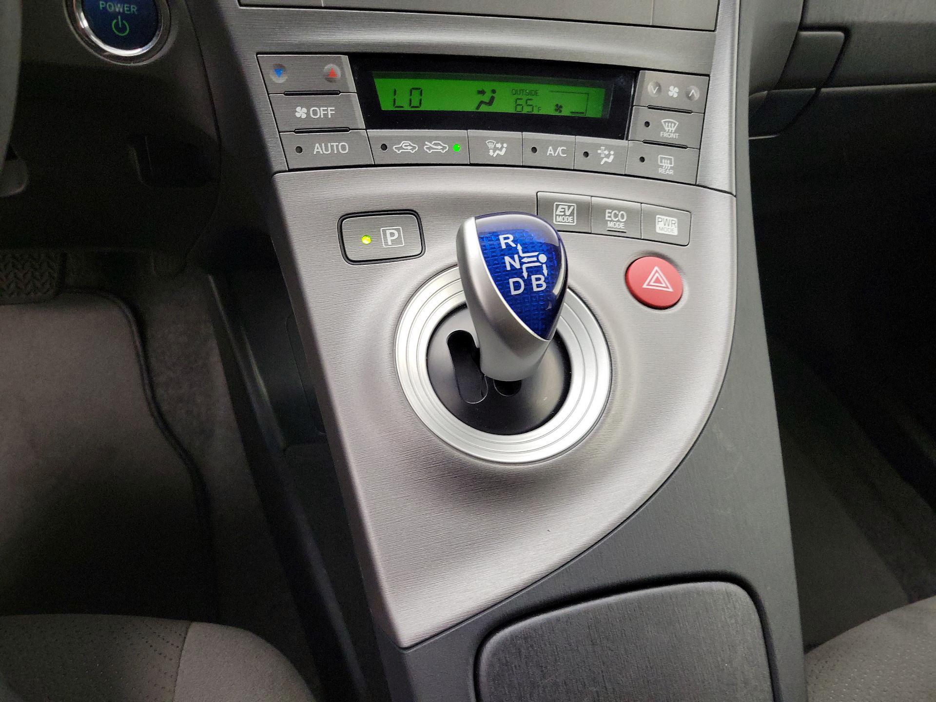 Thumbnail: 2015 Toyota Prius - 17