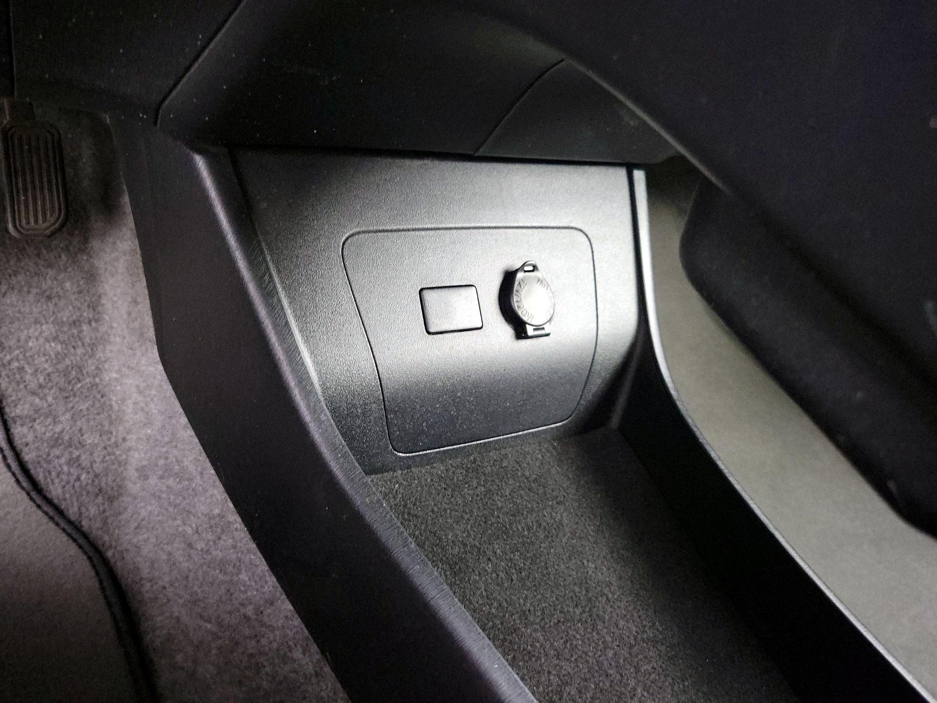 Thumbnail: 2015 Toyota Prius - 18