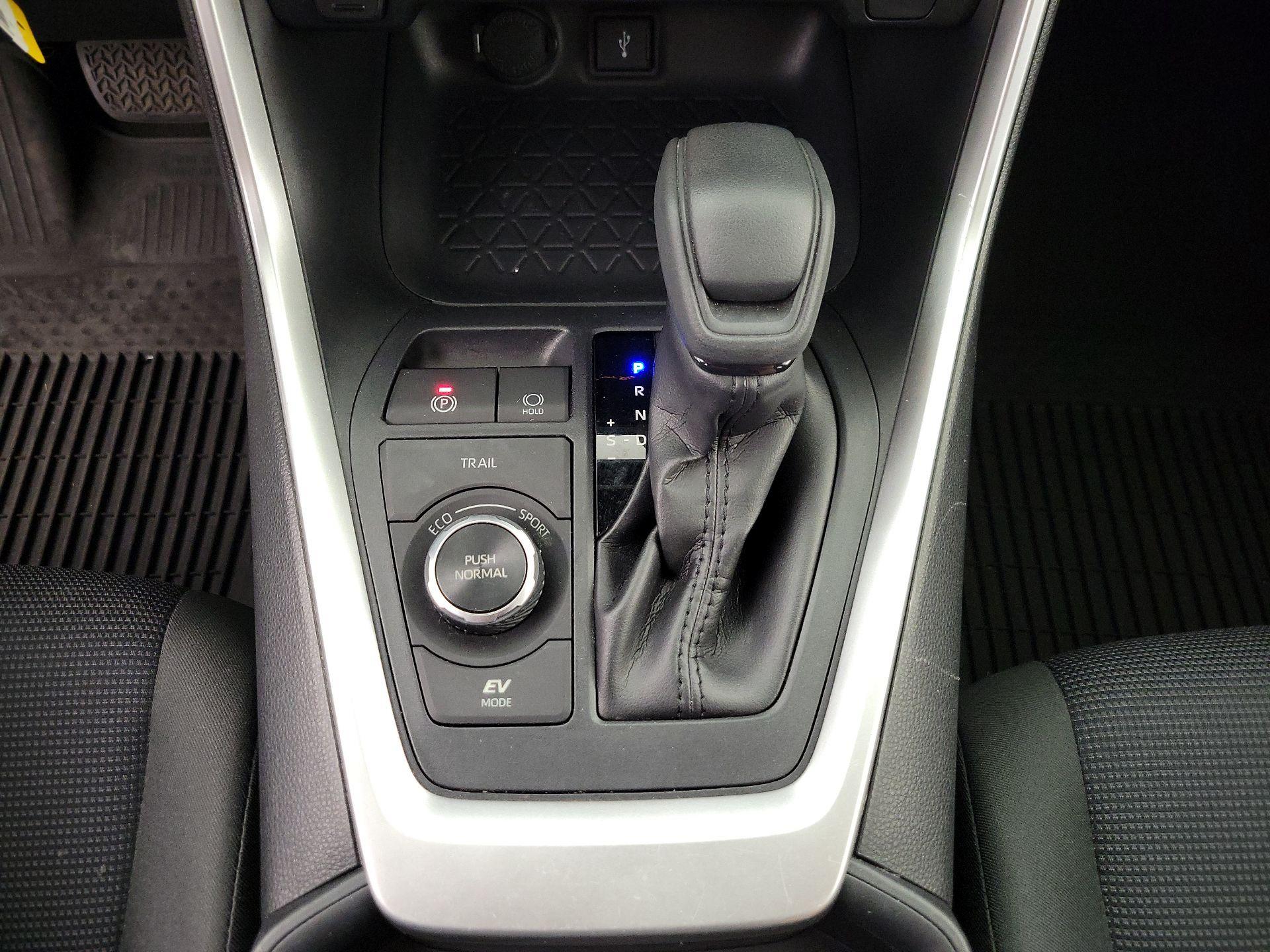 Thumbnail: 2020 Toyota RAV4 - 17