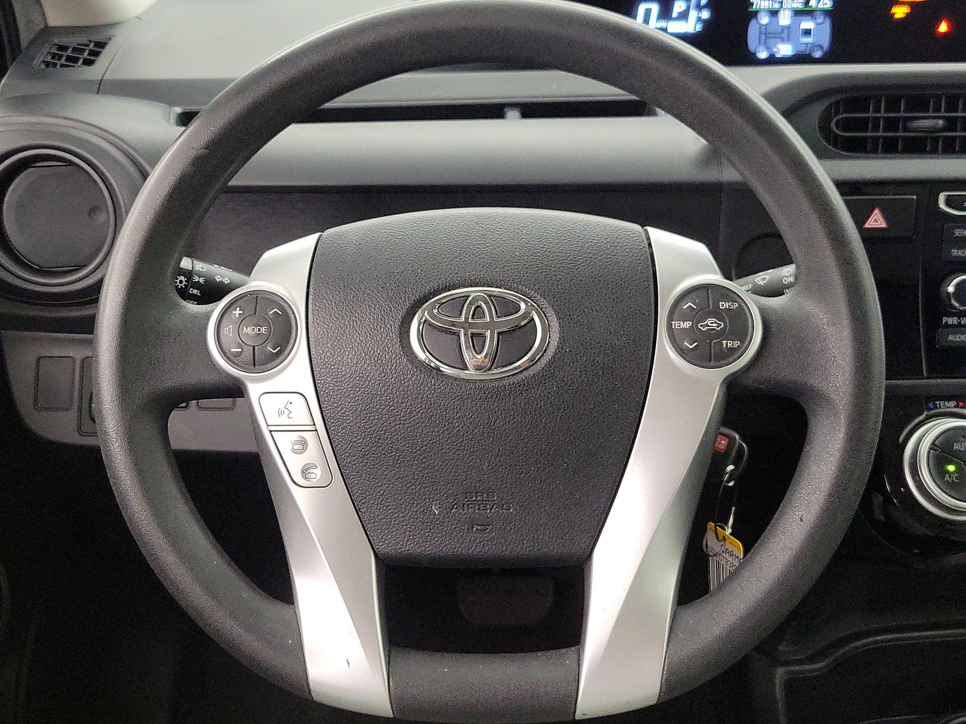 Thumbnail: 2016 Toyota Prius c - 10