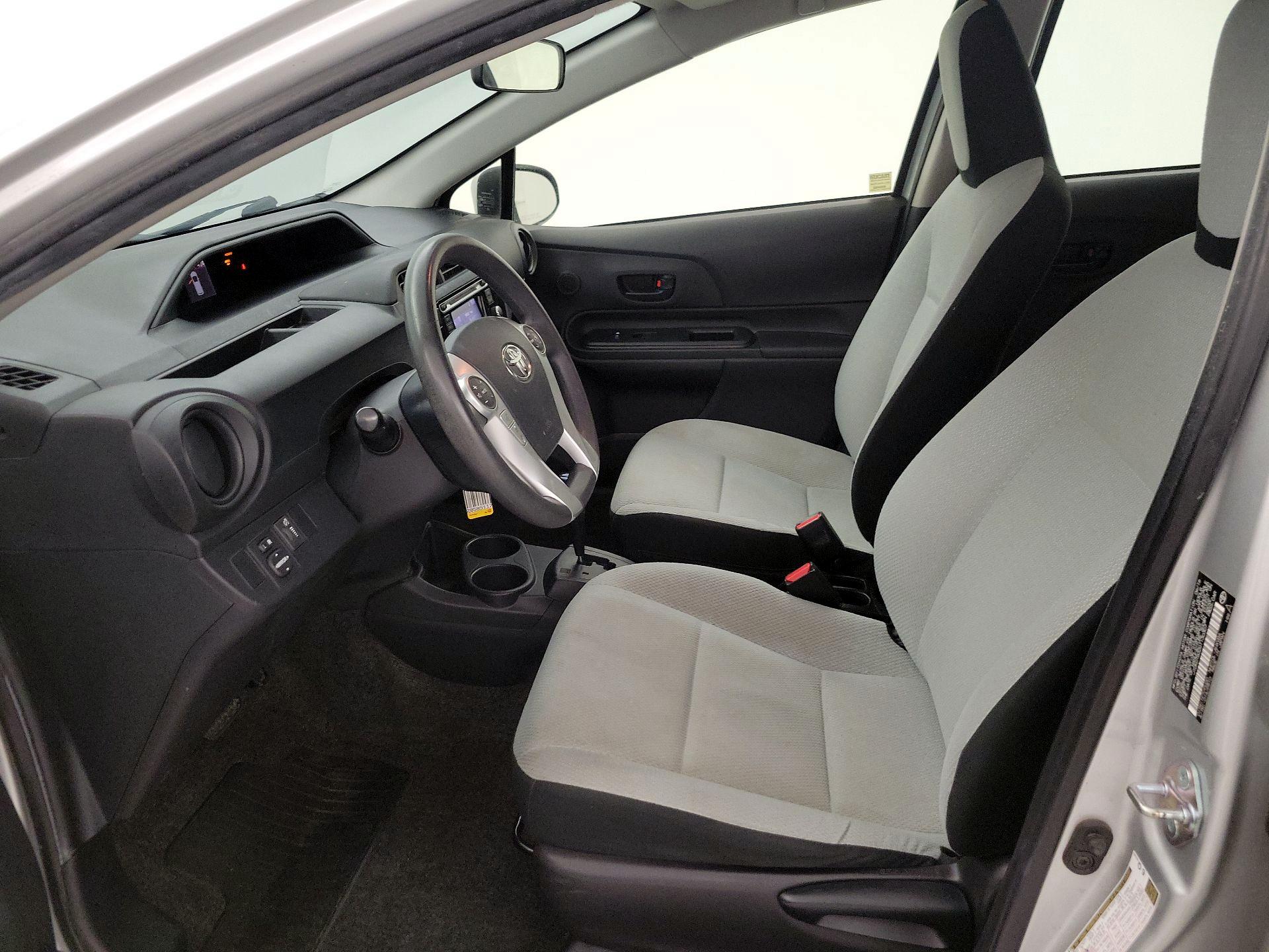 Thumbnail: 2016 Toyota Prius c - 11