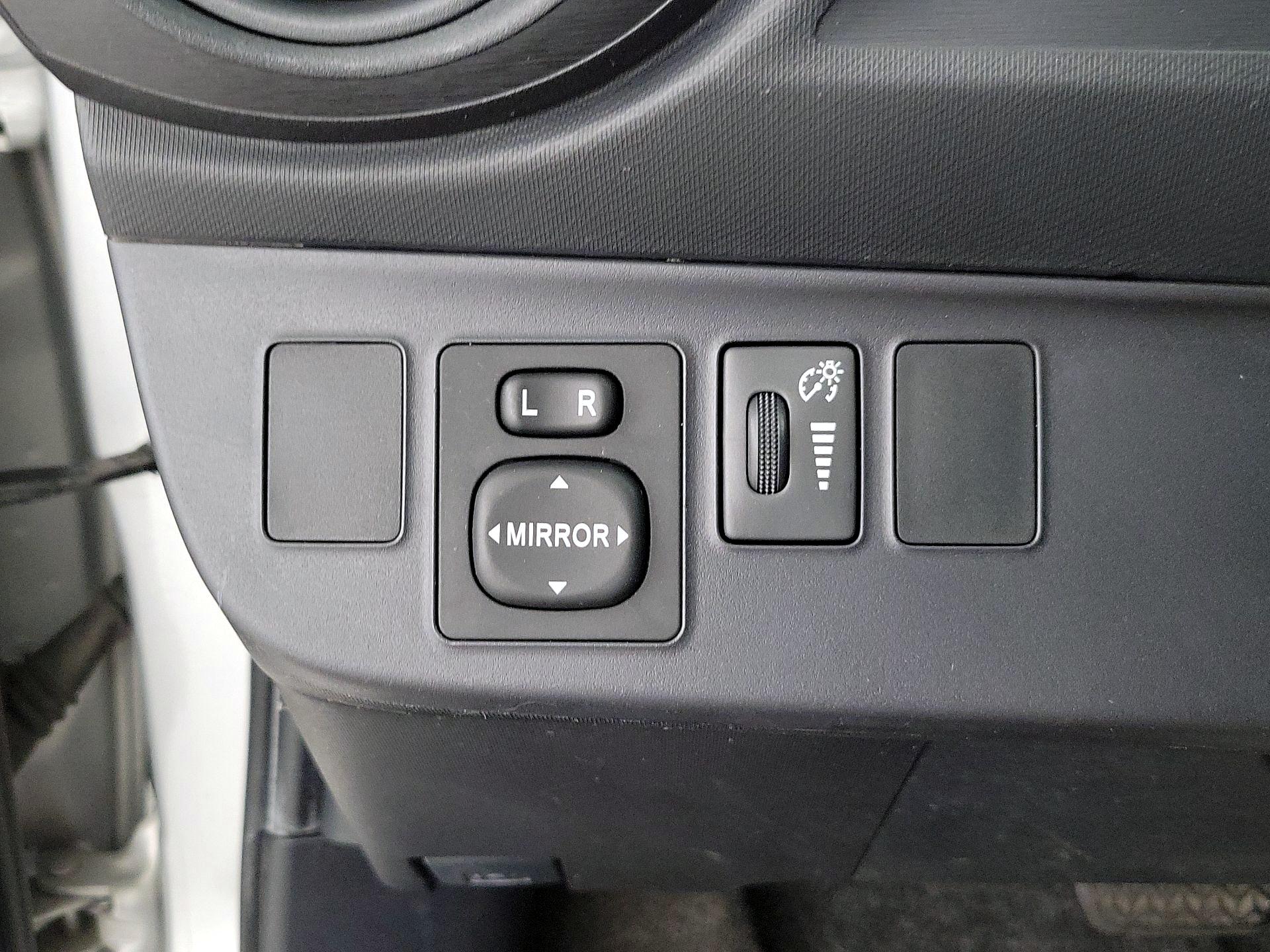 Thumbnail: 2016 Toyota Prius c - 13