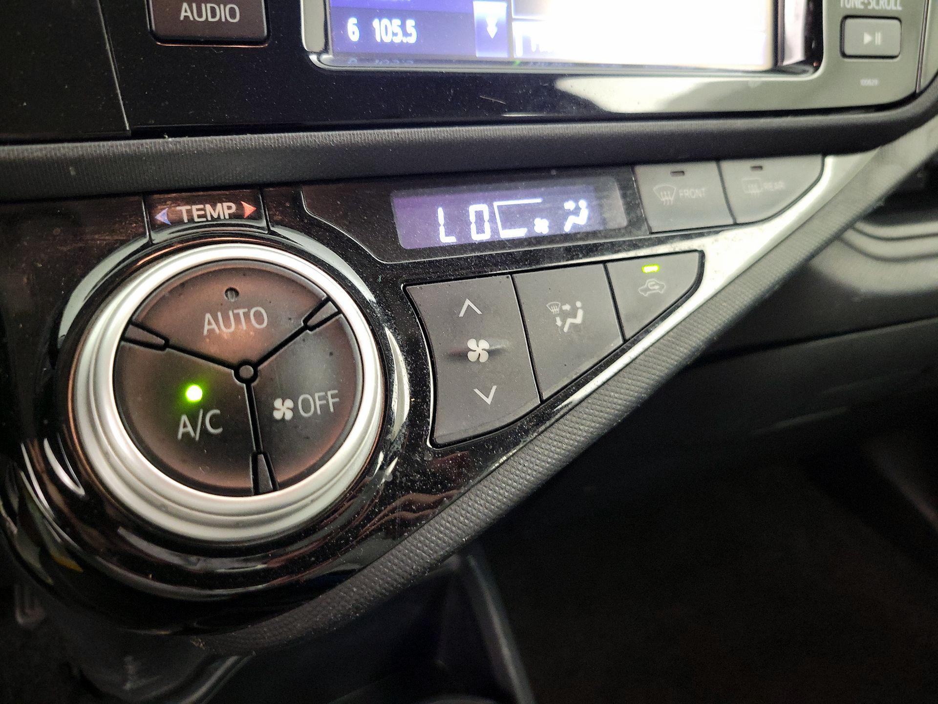 Thumbnail: 2016 Toyota Prius c - 15