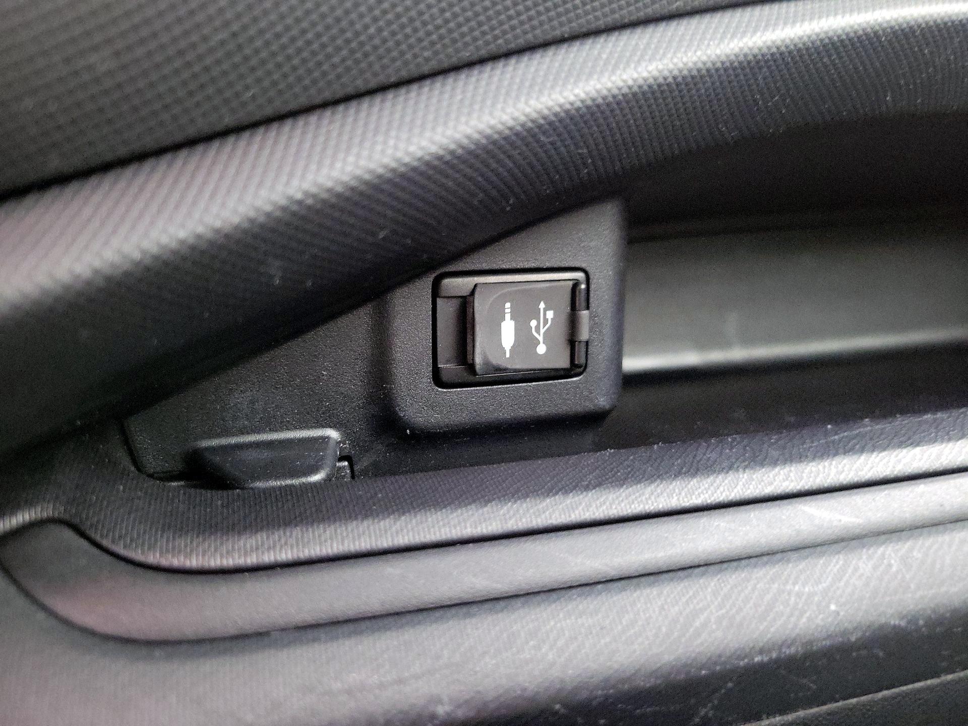 Thumbnail: 2016 Toyota Prius c - 17