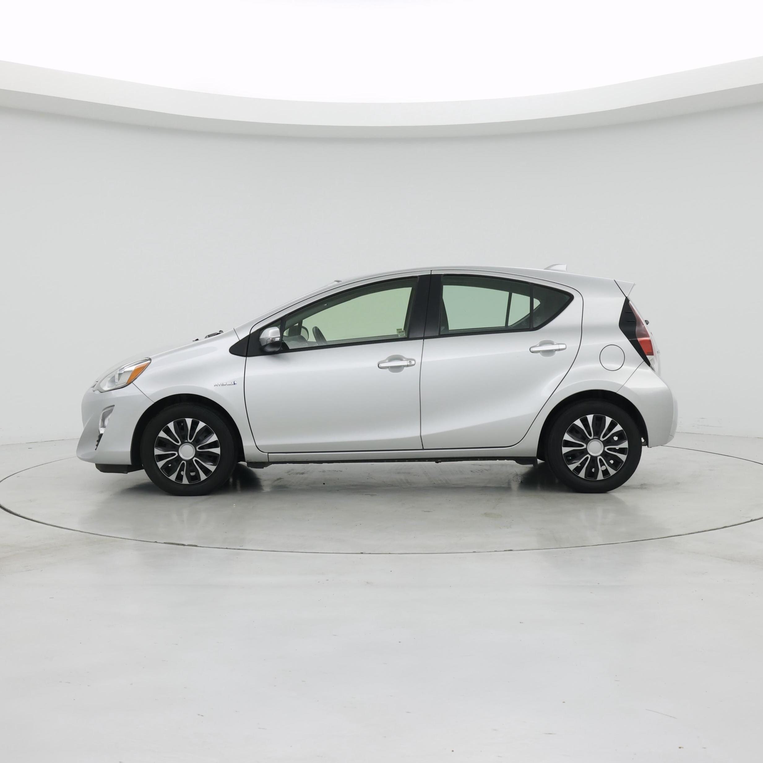 Thumbnail: 2016 Toyota Prius c - 3