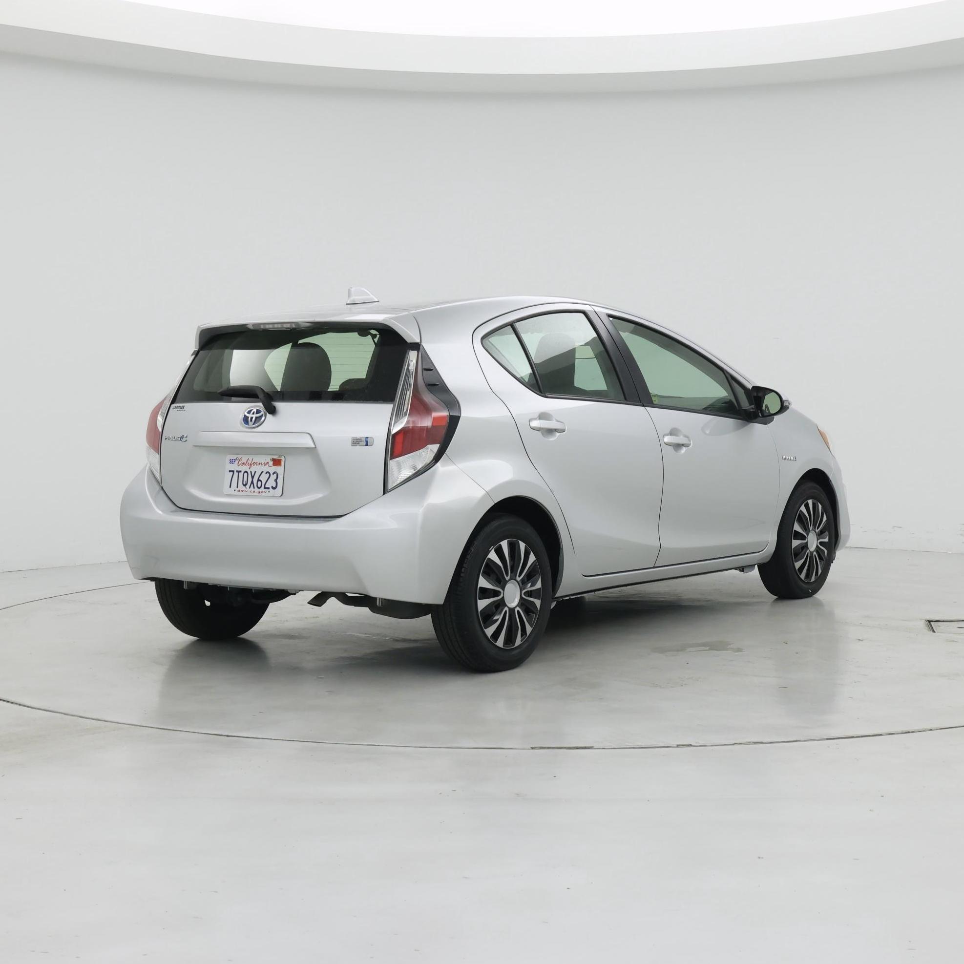 Thumbnail: 2016 Toyota Prius c - 8
