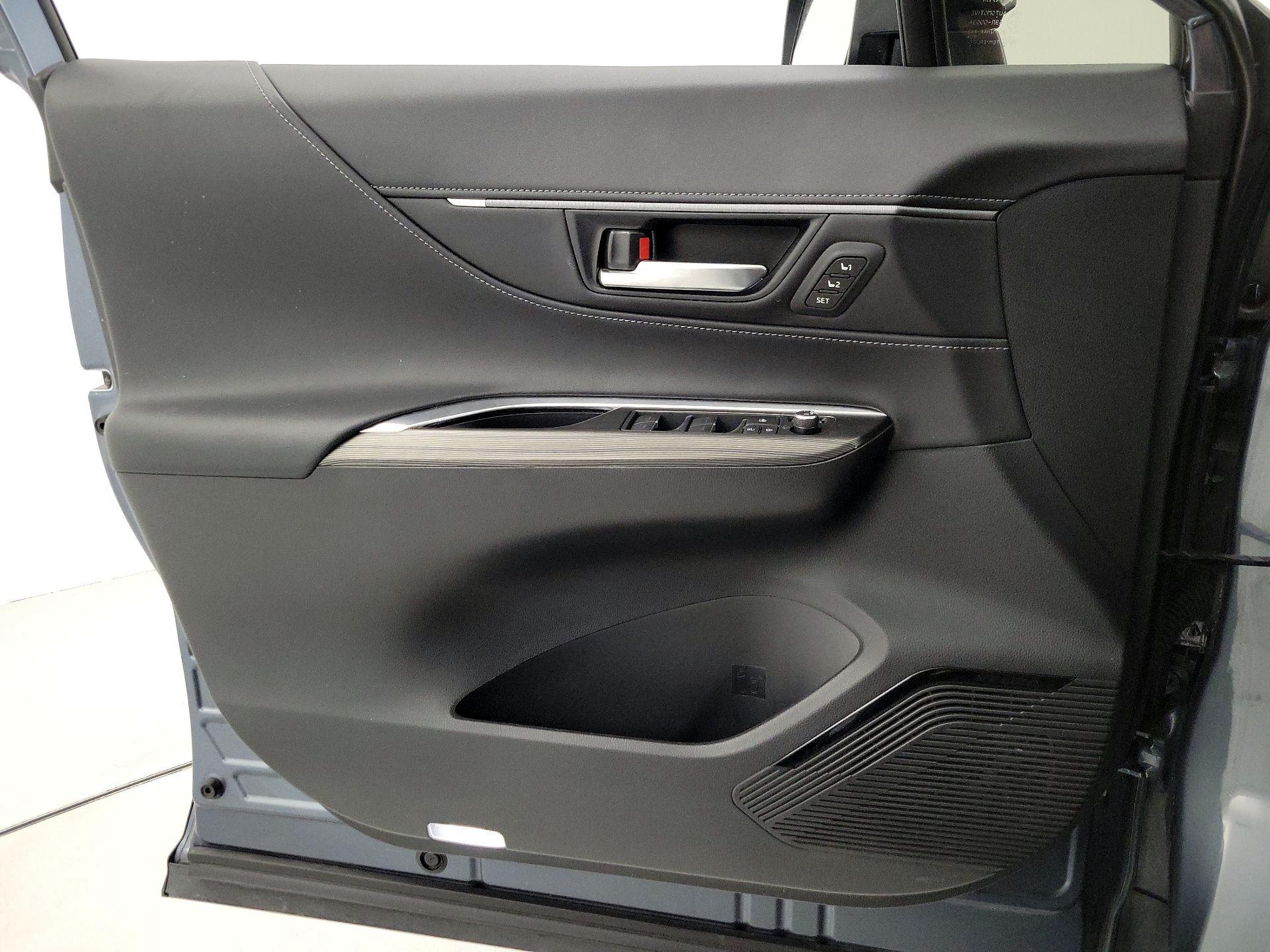 Thumbnail: 2021 Toyota Venza - 12