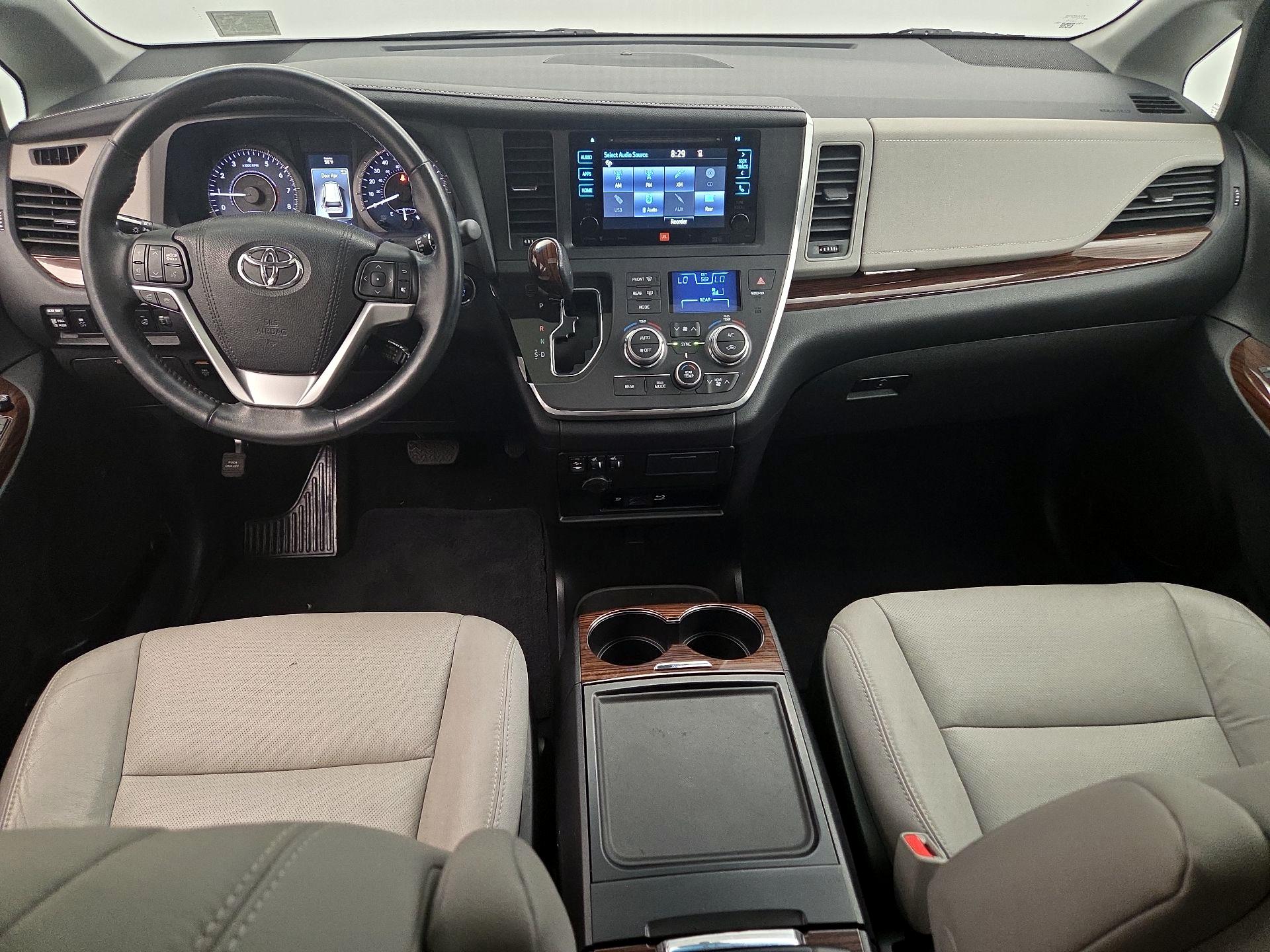 Thumbnail: 2016 Toyota Sienna - 9