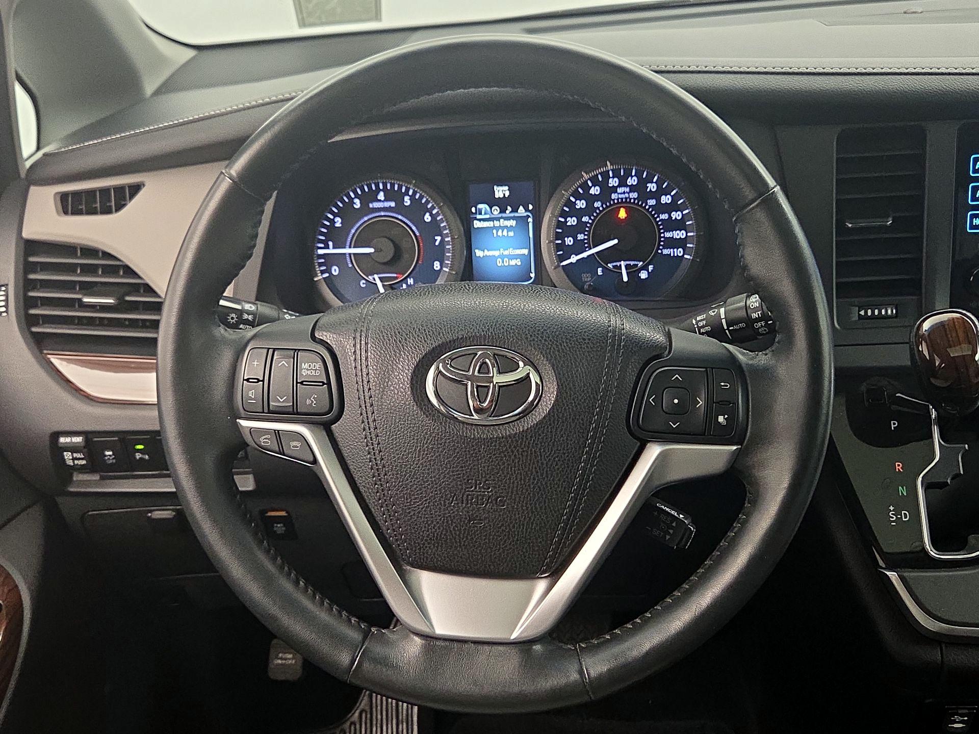 Thumbnail: 2016 Toyota Sienna - 10