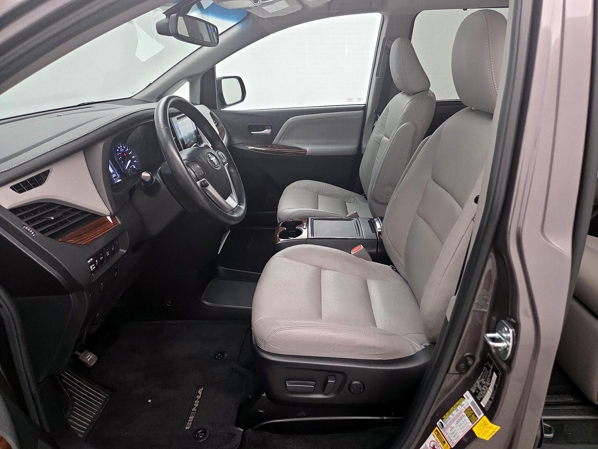 Thumbnail: 2016 Toyota Sienna - 11