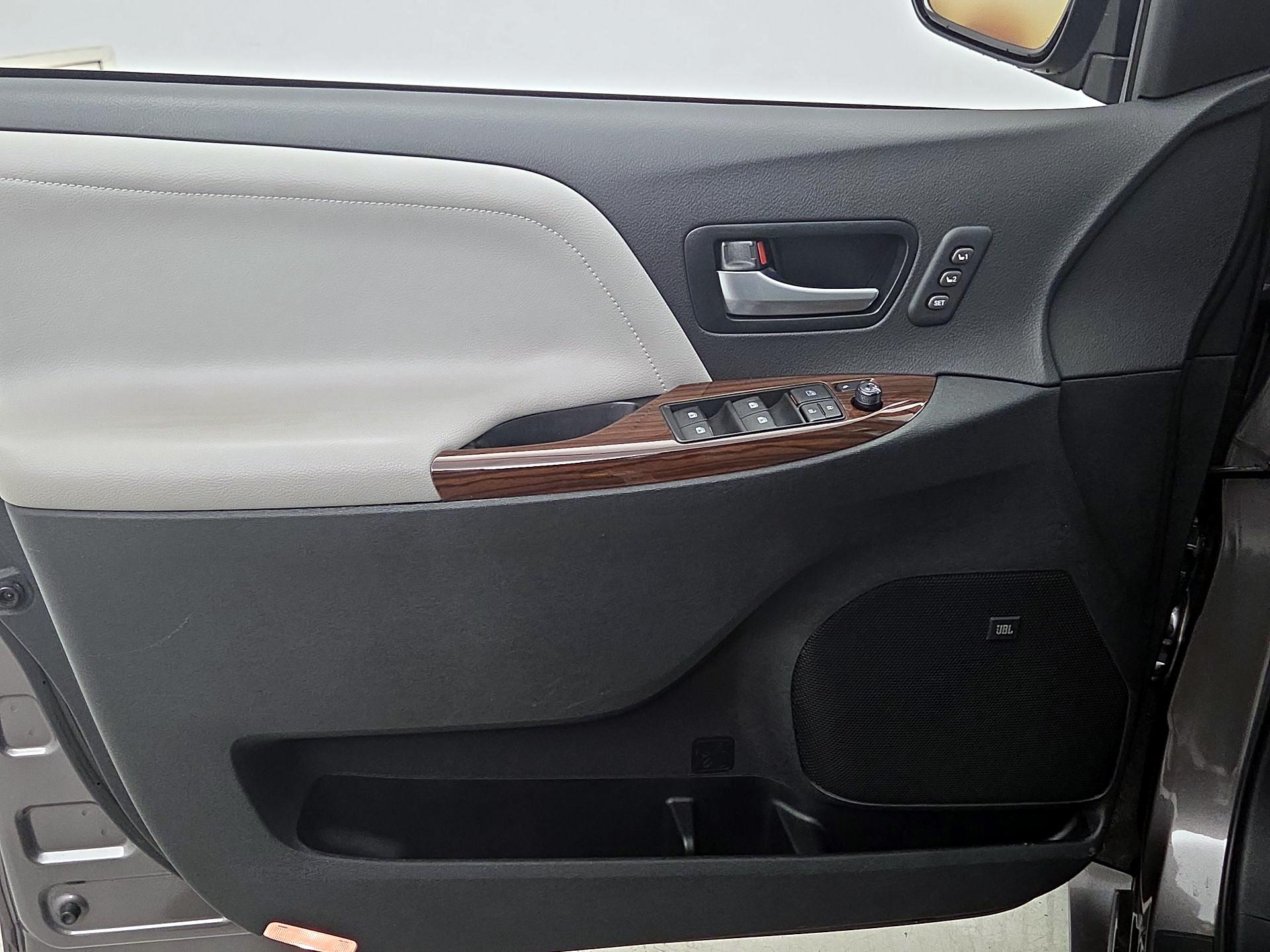 Thumbnail: 2016 Toyota Sienna - 12