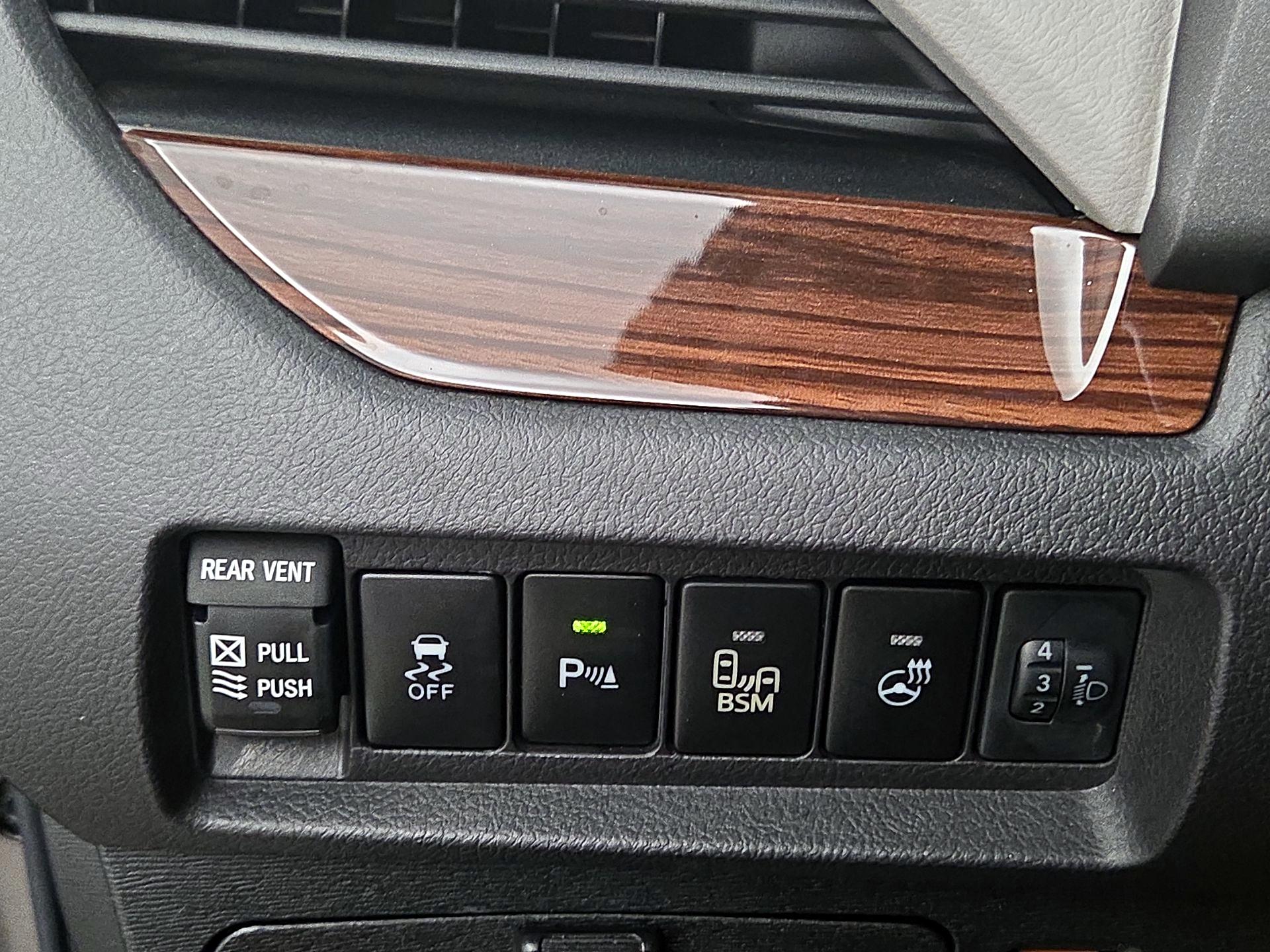 Thumbnail: 2016 Toyota Sienna - 13