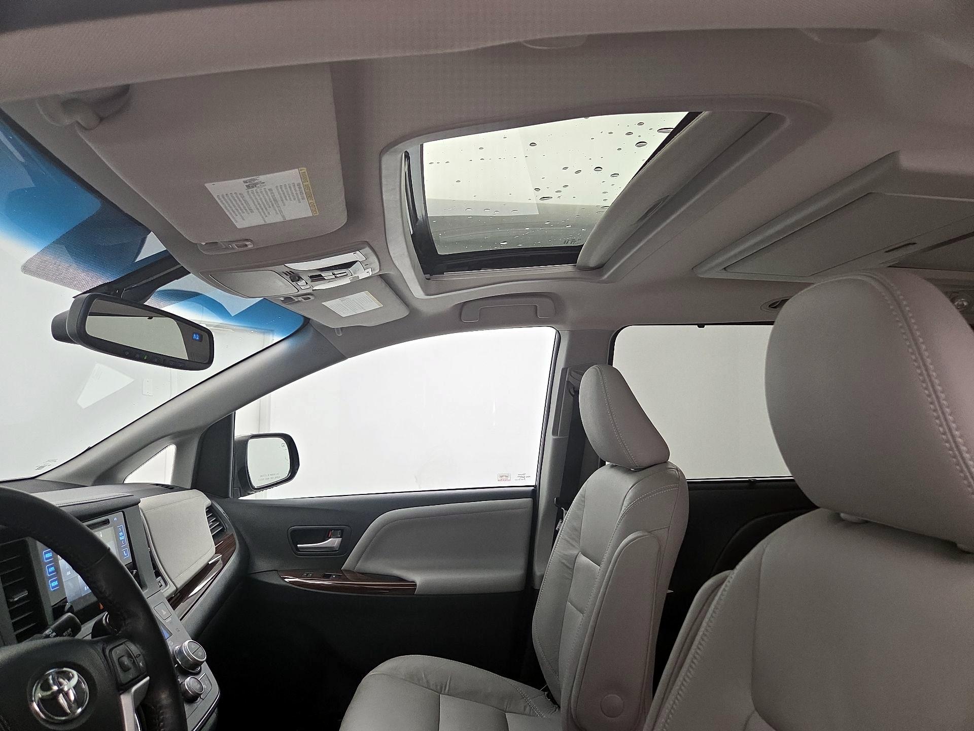 Thumbnail: 2016 Toyota Sienna - 18