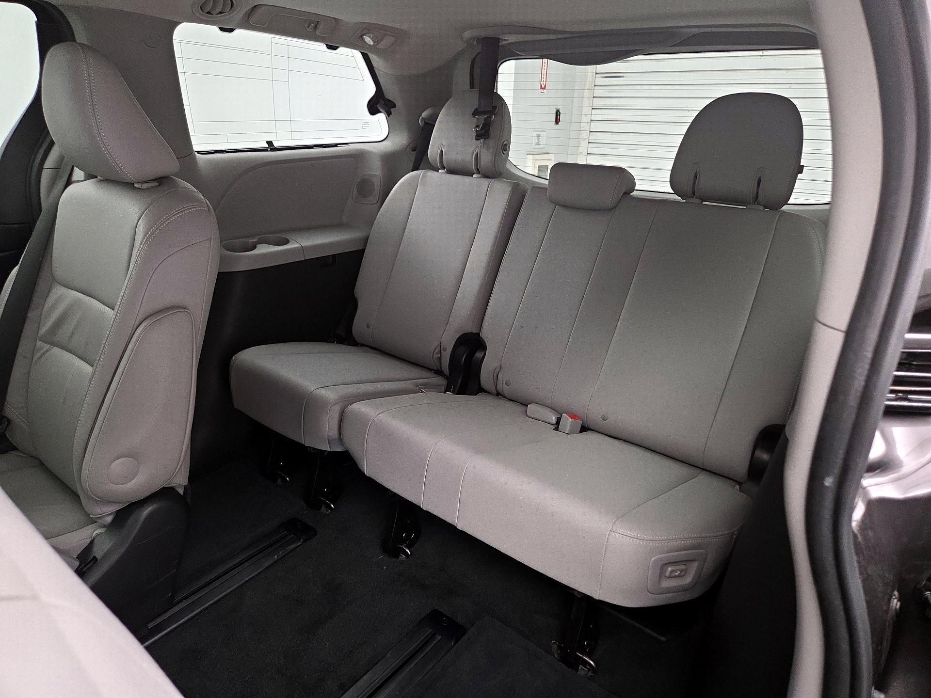 Thumbnail: 2016 Toyota Sienna - 20