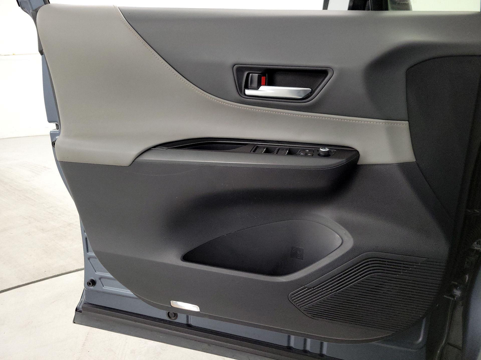 Thumbnail: 2022 Toyota Venza - 12