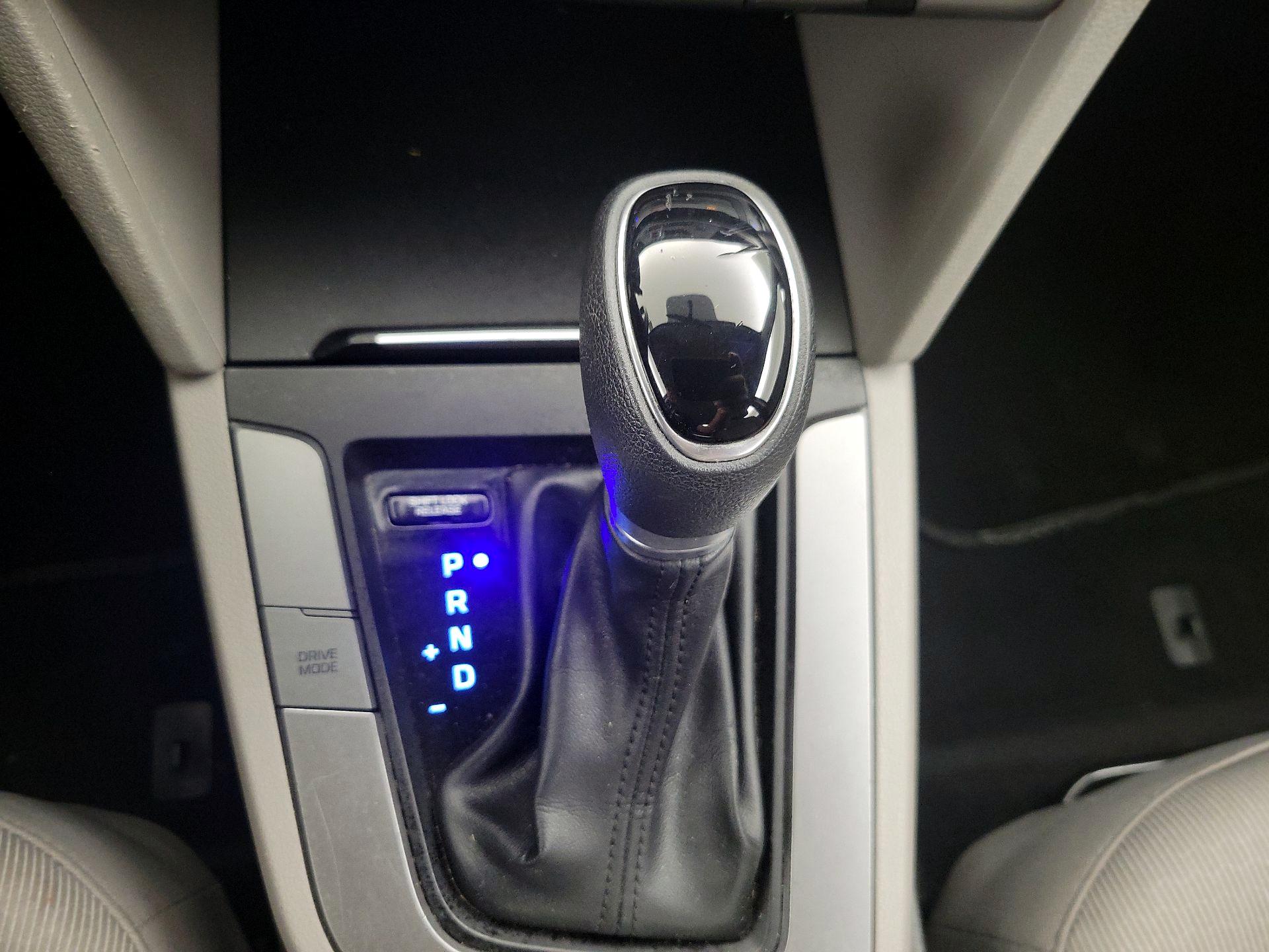 Thumbnail: 2018 Hyundai Elantra - 16