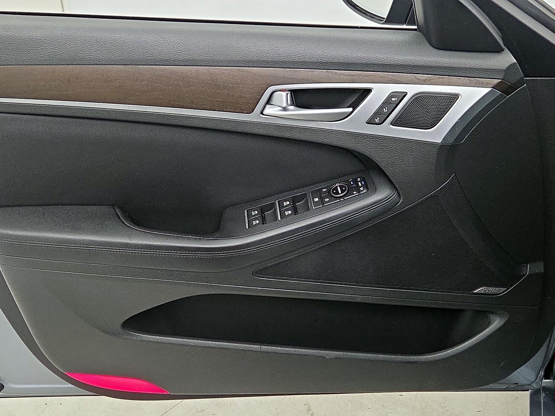 Thumbnail: 2017 Genesis G80 - 12