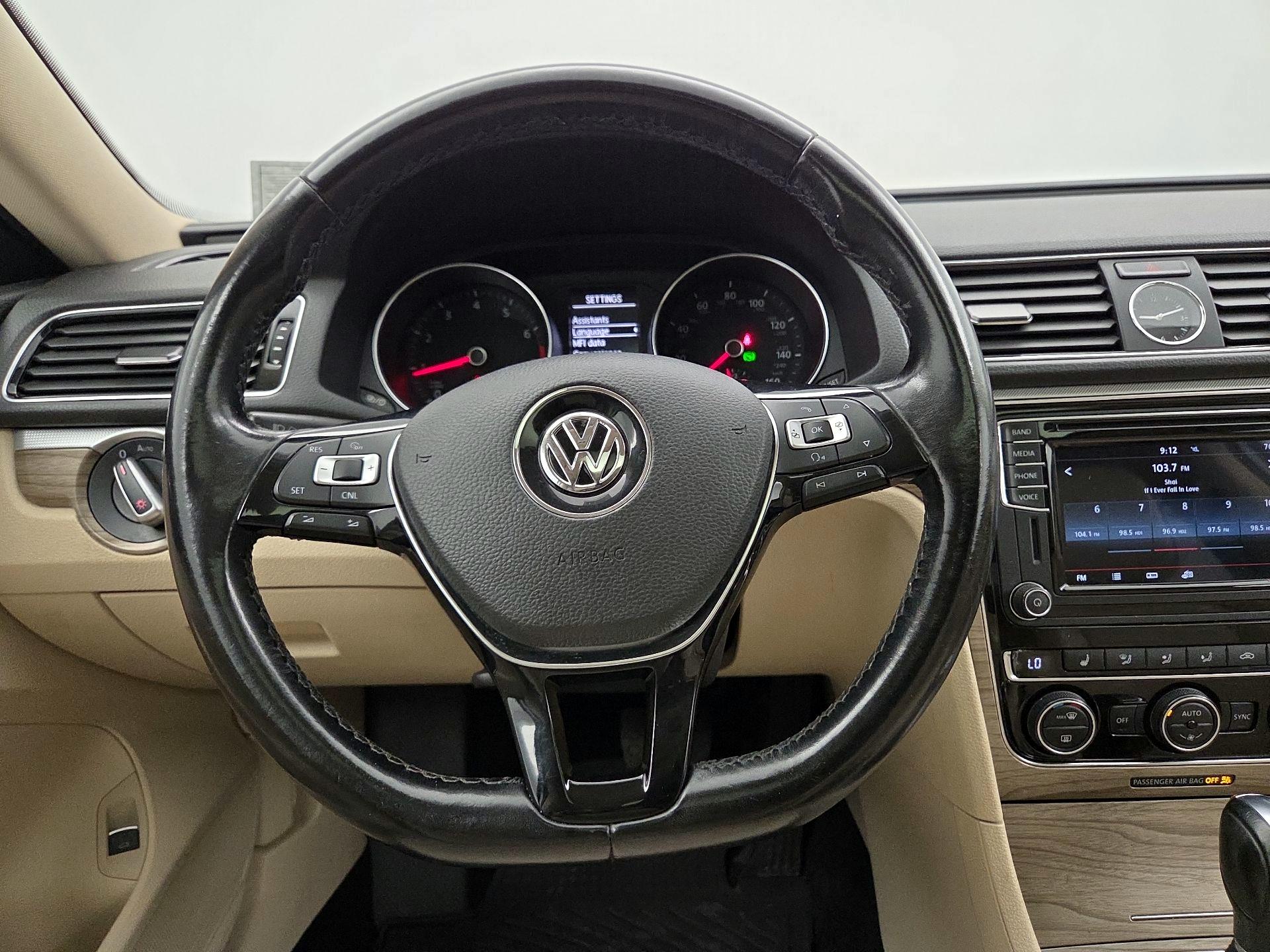 Thumbnail: 2017 Volkswagen Passat - 10