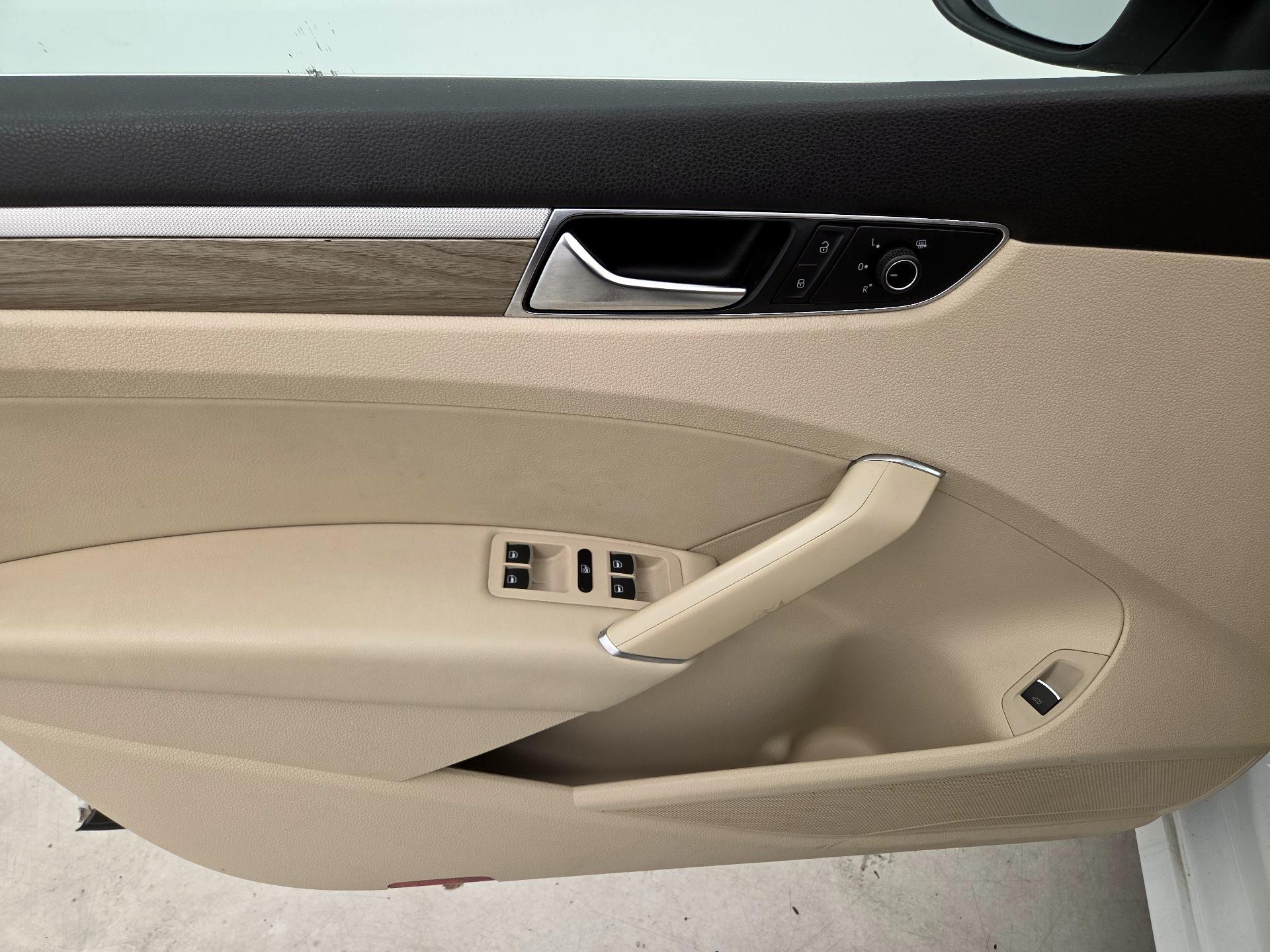 Thumbnail: 2017 Volkswagen Passat - 12