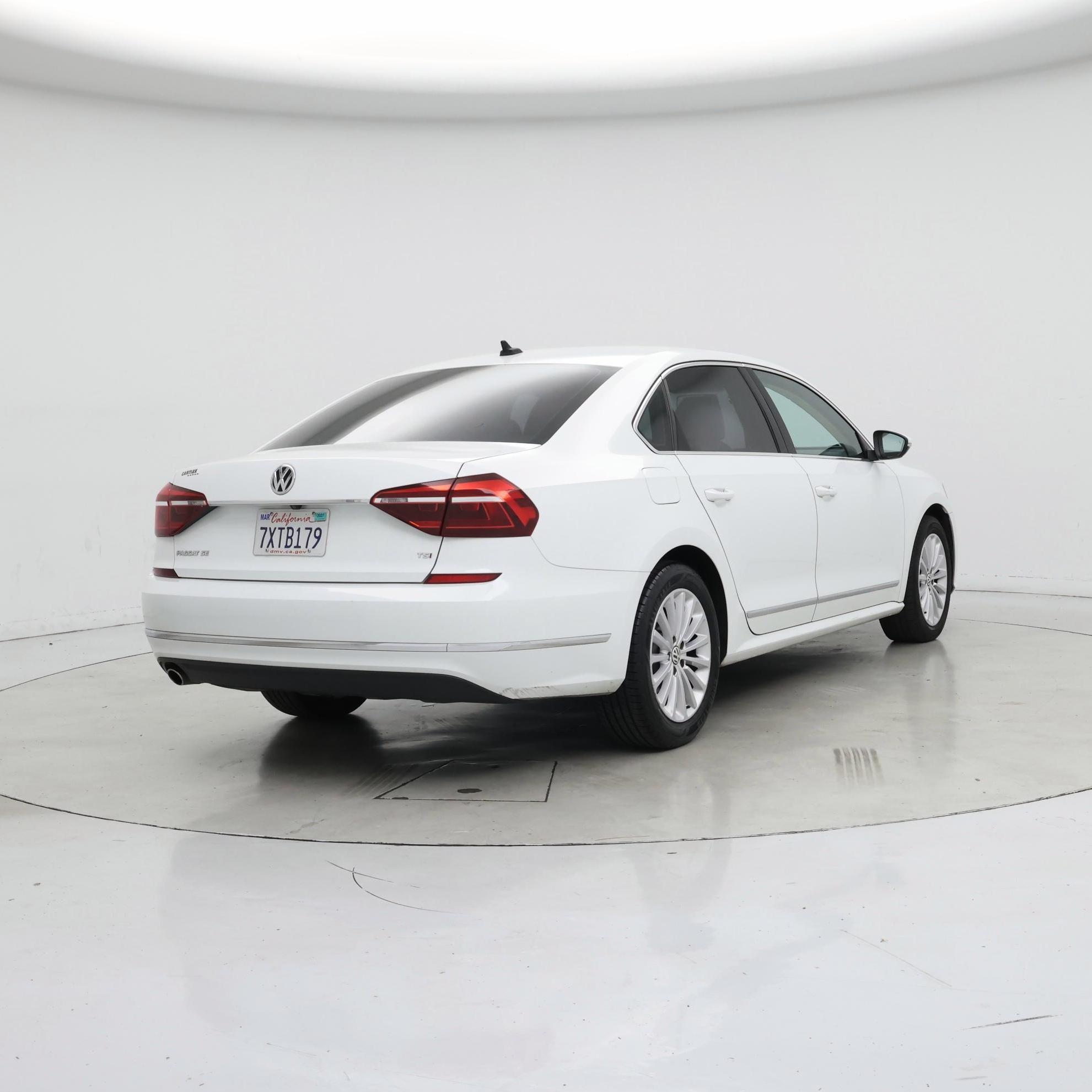 Thumbnail: 2017 Volkswagen Passat - 8