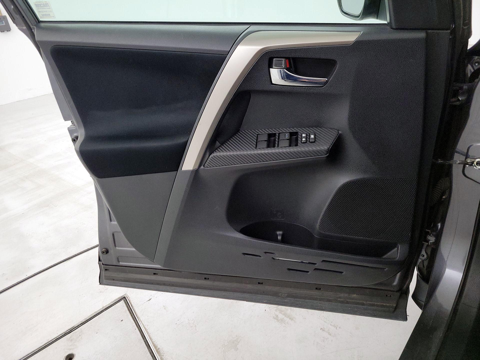 Thumbnail: 2015 Toyota RAV4 - 12