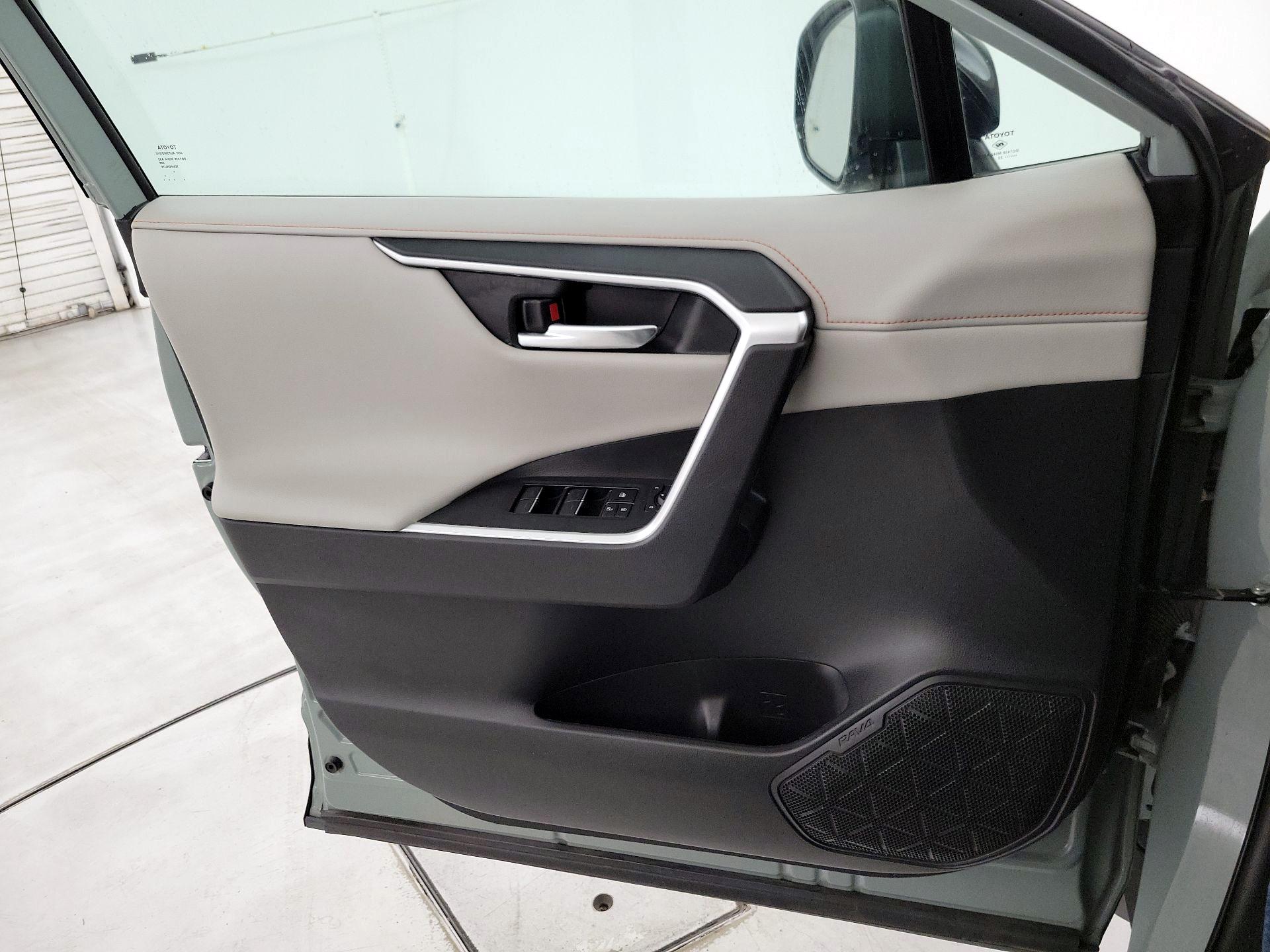 Thumbnail: 2022 Toyota RAV4 - 12