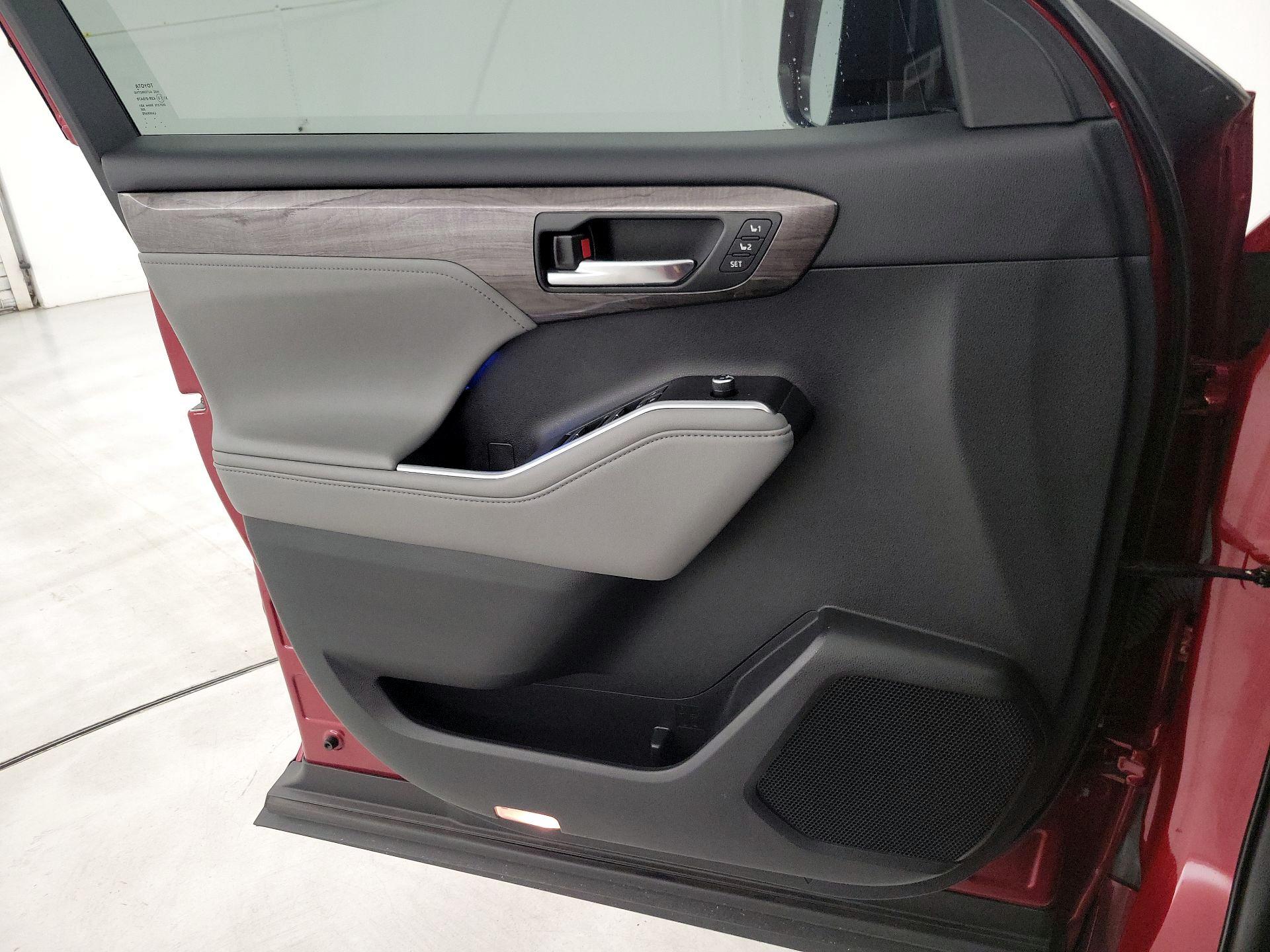 Thumbnail: 2021 Toyota Highlander - 12