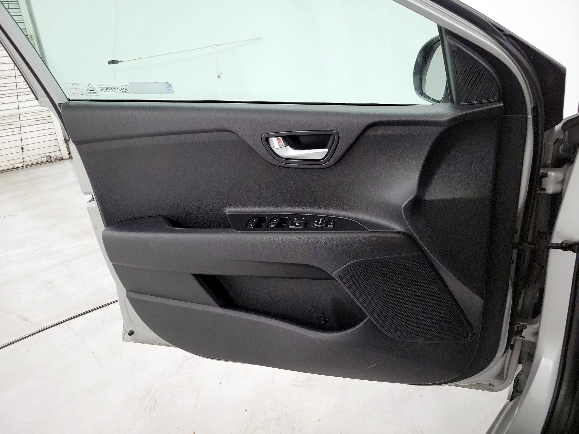 Thumbnail: 2019 Kia Rio - 12