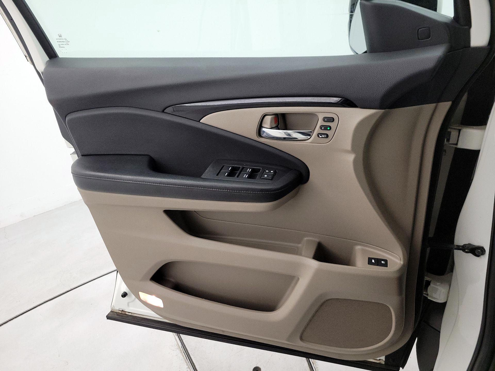 Thumbnail: 2016 Honda Pilot - 12