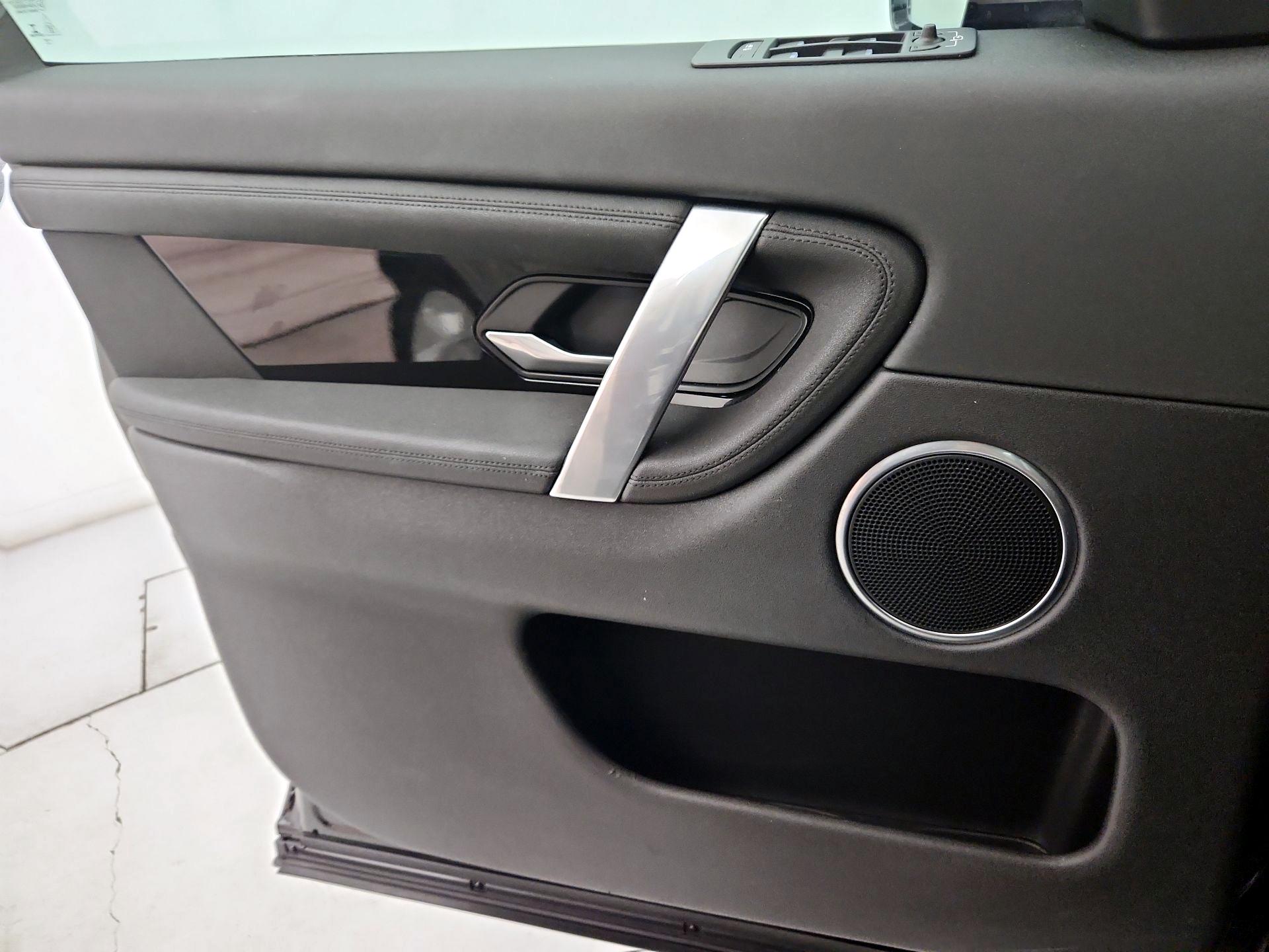 Thumbnail: 2020 Land Rover Discovery Sport - 12