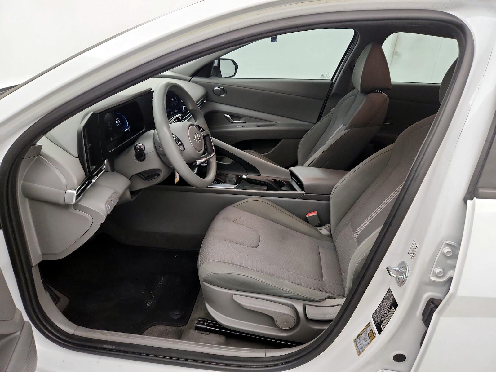 2025 Hyundai Elantra SE - Photo 12